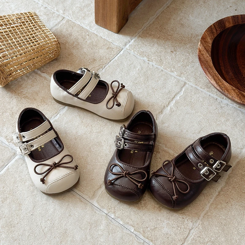 Новые детские кожаные туфли 2026 года: простые, с бантом, повседневные, модные, уличные, мягкие, нескользящие, ретро-туфли для девочек на плоской подошве с застежкой-липучкой
Новые детские кожаные туфли 2026 года: простые, с бантом, повседневные, модные, уличные, мягкие, нескользящие, ретро-туфли для девочек на плоской подошве с застежкой-липучкой