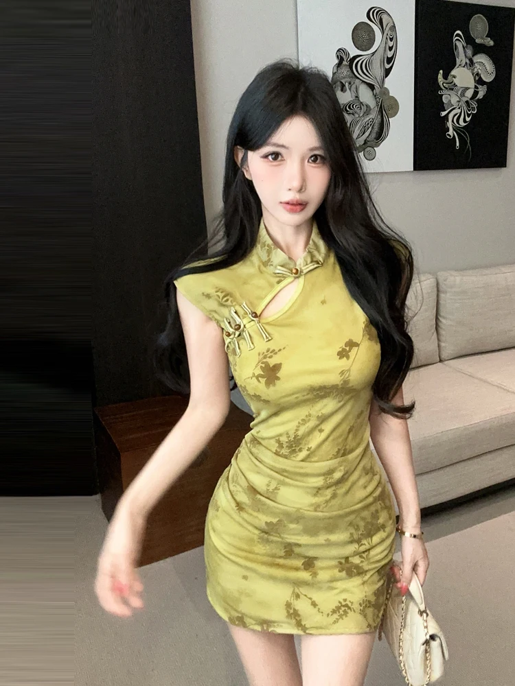 Retro Sexy Lace Hollow out Collar Qipao Dress Elegantly Slimming Floral Print Short Skirt for Young Women in Their 20s
Retro Sexy Lace Hollow out Collar Qipao Dress Elegantly Slimming Floral Print Short Skirt for Young Women in Their 20s
