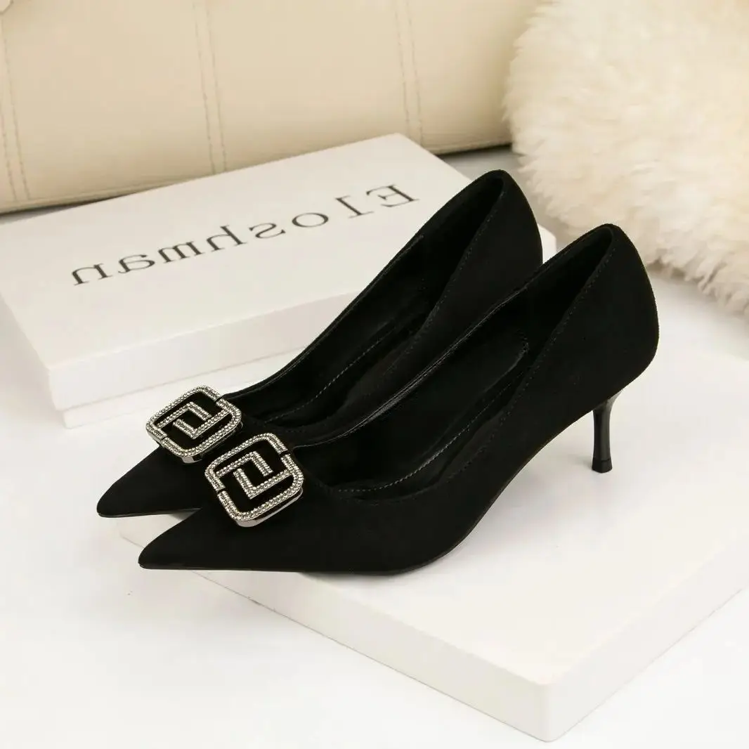 Осенние новые туфли на низком каблуке с острым носком из замши, с металлической пряжкой и стразами, для банкета, больших размеров, женские туфли на высоком каблуке
Осенние новые туфли на низком каблуке с острым носком из замши, с металлической пряжкой и стразами, для банкета, больших размеров, женские туфли на высоком каблуке