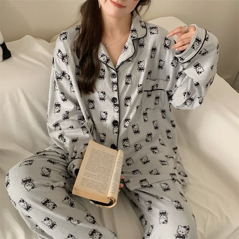 Miniso Girl, сексуальный пижамный комплект из шерстяной ткани с откидным воротником, кавайный пижамный комплект с комиксами «Hello Kitty», осенне-зимний модный кардиган, одежда для отдыха
Miniso Girl, сексуальный пижамный комплект из шерстяной ткани с откидным воротником, кавайный пижамный комплект с комиксами «Hello Kitty», осенне-зимний модный кардиган, одежда для отдыха