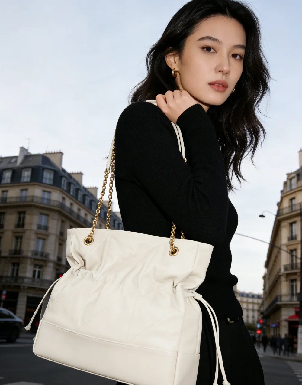 Elegant White Drawstring Tote Bag with Gold Chain Strap Large Capacity Commuter & Travel Shoulder Purse Design Bag.
Elegant White Drawstring Tote Bag with Gold Chain Strap Large Capacity Commuter & Travel Shoulder Purse Design Bag.