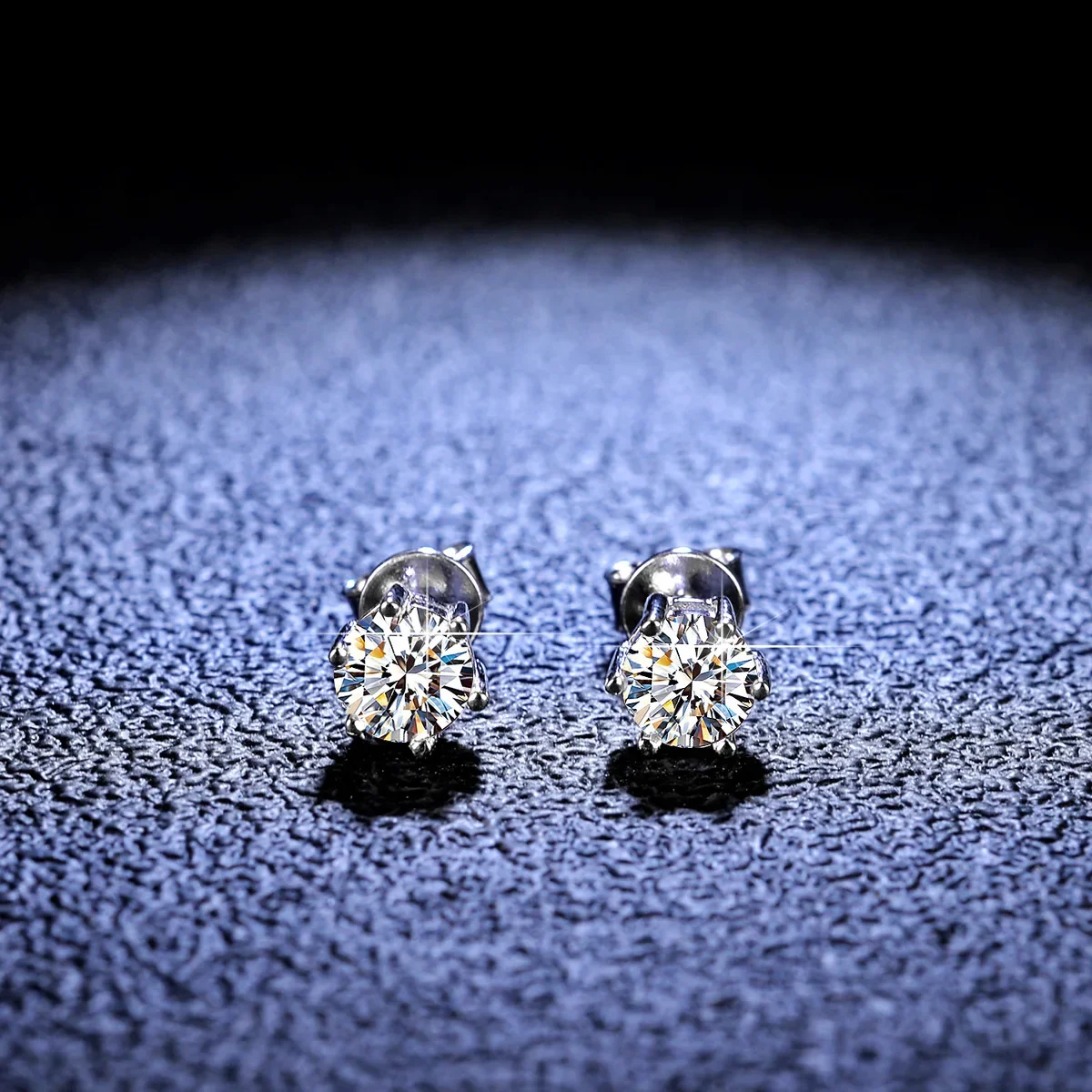 18K gold inlaid diamond women's earrings, six claw earrings, minimalist style moissanite PT950 platinum fashionable earrings
18K gold inlaid diamond women's earrings, six claw earrings, minimalist style moissanite PT950 platinum fashionable earrings