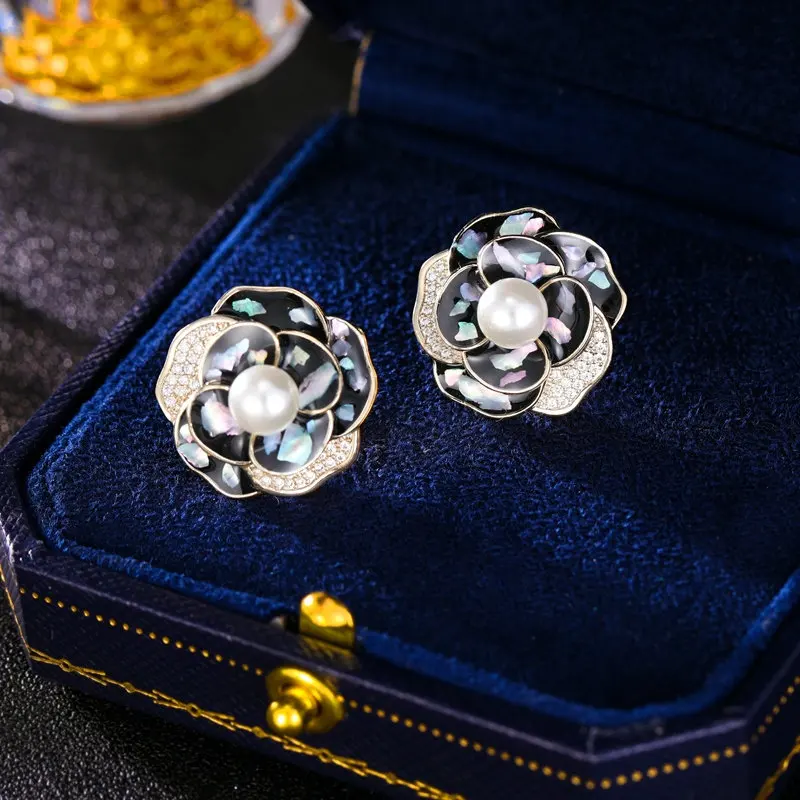 s925 Silver needle French retro high-end earrings exude an elegant feminine charm. Pearl enamel light luxury camellia earrings
s925 Silver needle French retro high-end earrings exude an elegant feminine charm. Pearl enamel light luxury camellia earrings