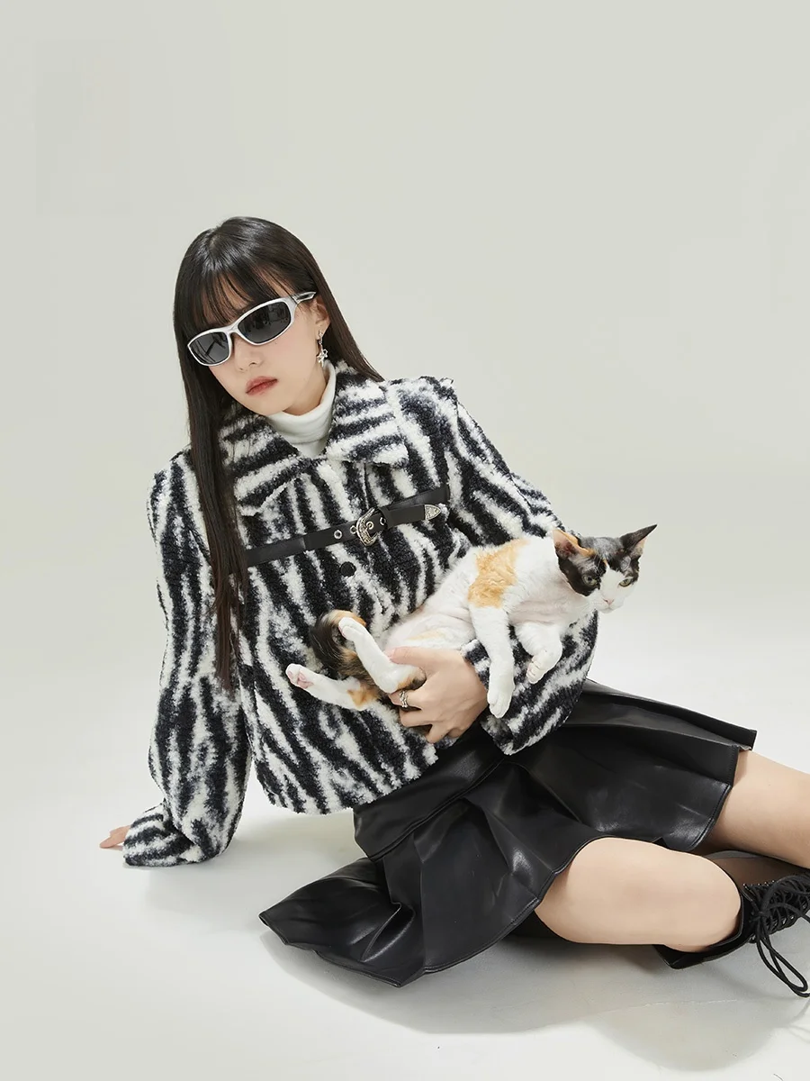 Punk Sle eepskin Coat Women's Bla White Zebra Pattern Cotton Jaet ort Outerwear Original Design Thiened Long Sve
Punk Sle eepskin Coat Women's Bla White Zebra Pattern Cotton Jaet ort Outerwear Original Design Thiened Long Sve