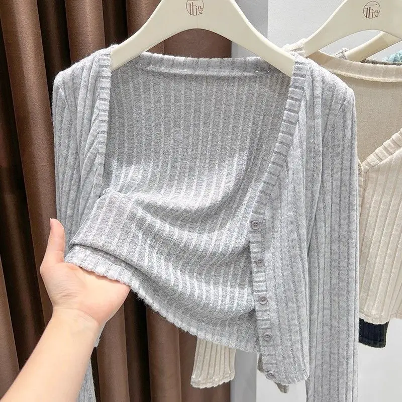 Корейская стеганая юбка с запахом на плечах, накидка на кондиционер, женский модный осенне-зимний мягкий хлопковый топ
Корейская стеганая юбка с запахом на плечах, накидка на кондиционер, женский модный осенне-зимний мягкий хлопковый топ