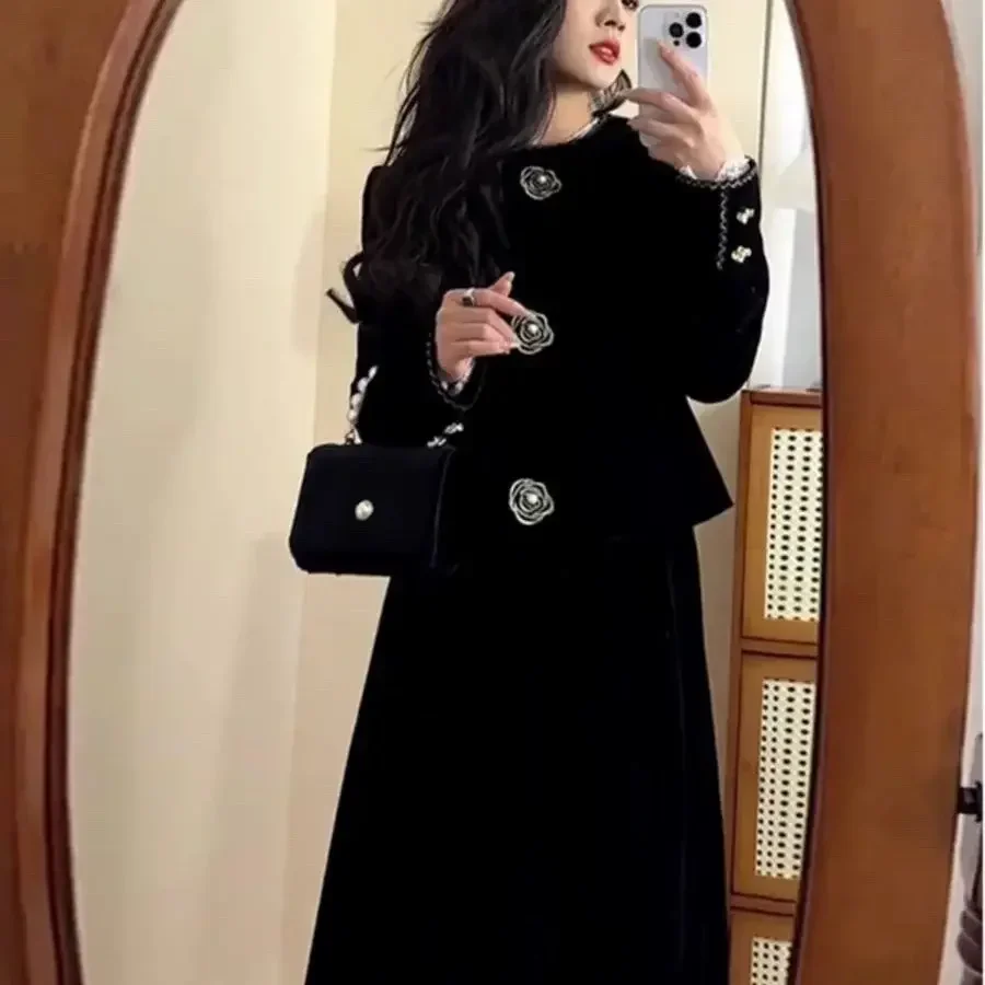 Новый высококачественный роскошный бархатный комплект из двух предметов для женщин, модная короткая куртка с 3D цветочным круглым вырезом + длинная юбка трапециевидной формы с высокой талией
Новый высококачественный роскошный бархатный комплект из двух предметов для женщин, модная короткая куртка с 3D цветочным круглым вырезом + длинная юбка трапециевидной формы с высокой талией