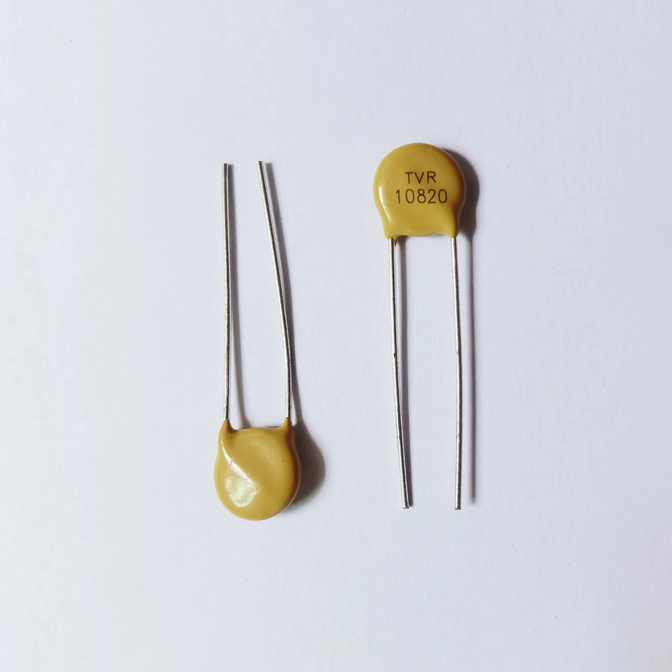 Original New 100% TVR10820 10D820 TVR10820KSY varistor 10MM 82V (Inductor)
Original New 100% TVR10820 10D820 TVR10820KSY varistor 10MM 82V (Inductor)