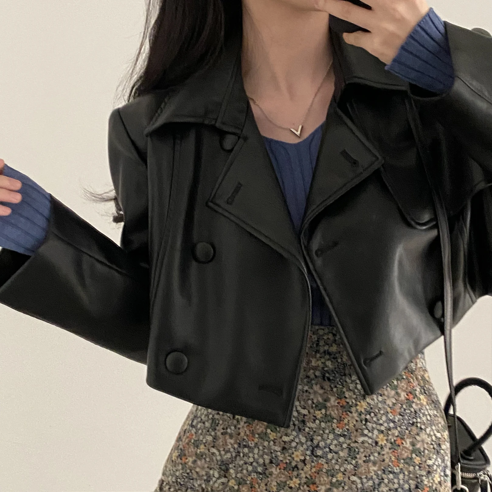 Шикарный весенний женский кожаный костюм из искусственной кожи с лоскутным воротником и двойной пуговицей, корейский теплый свободный крой, прямой подол
Шикарный весенний женский кожаный костюм из искусственной кожи с лоскутным воротником и двойной пуговицей, корейский теплый свободный крой, прямой подол