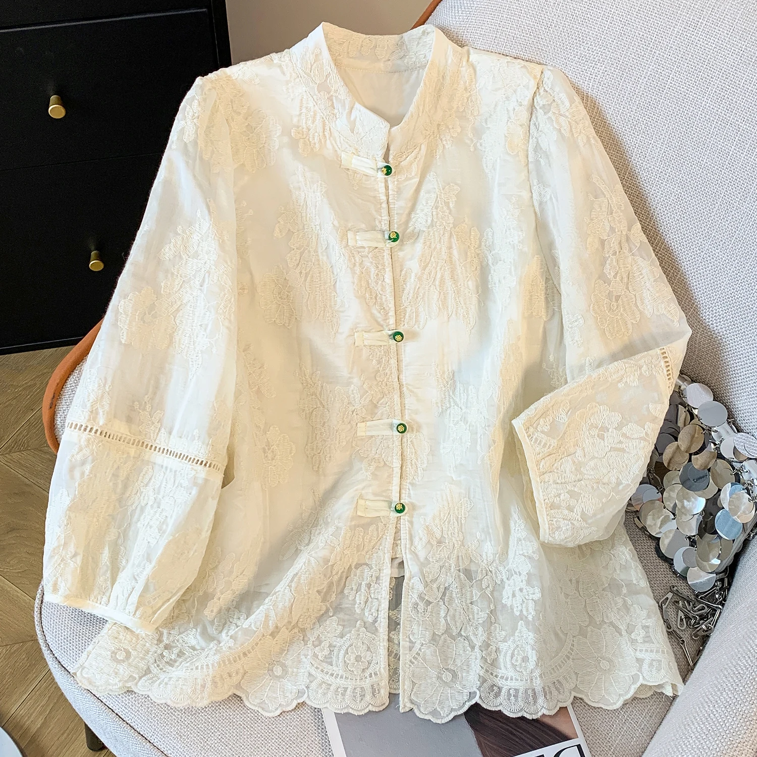 Elegant New Chinese Style Shirt with Buttoned Collar for Women Summer New Vintage Age-defying Chic Top Loose Fit Bubble Sleeve
Elegant New Chinese Style Shirt with Buttoned Collar for Women Summer New Vintage Age-defying Chic Top Loose Fit Bubble Sleeve