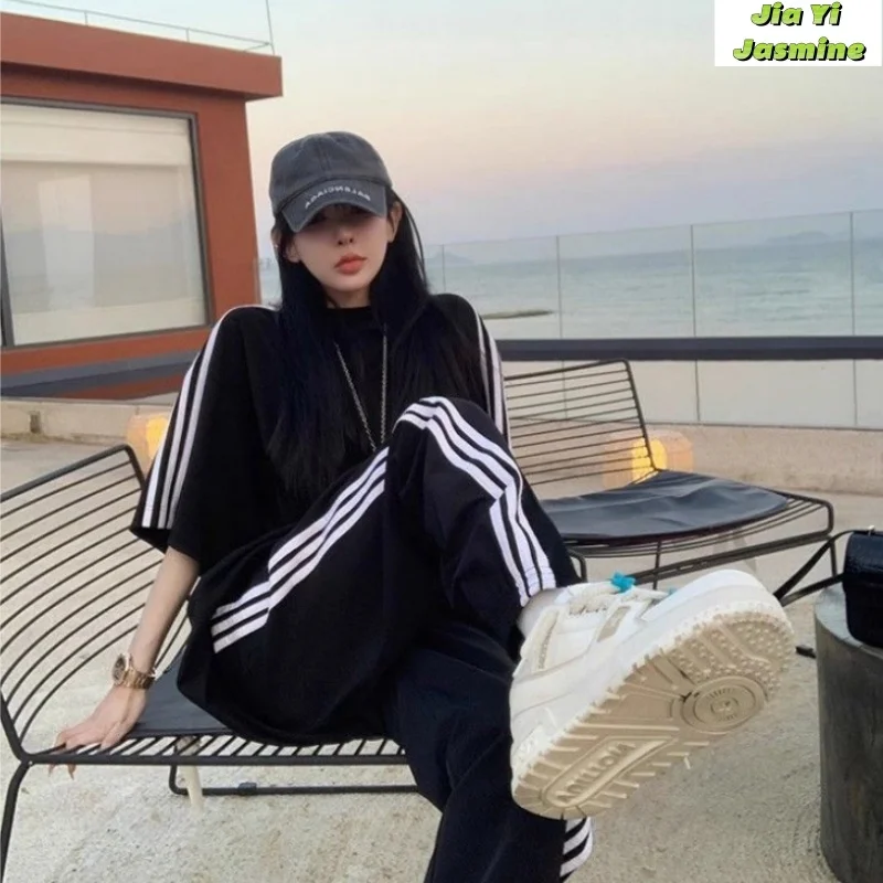 Extra Large Fashionable Casual Sportswear Set for Women's Summer Striped Short Sleeved Pants Two-piece Set
Extra Large Fashionable Casual Sportswear Set for Women's Summer Striped Short Sleeved Pants Two-piece Set