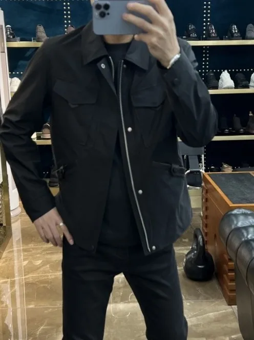 Spring 2026 Men's Slim Fit Collared Jaet Faionable Versatile Trendy Outerwear Bla Luxury Busin Sle Zipper Closure
Spring 2026 Men's Slim Fit Collared Jaet Faionable Versatile Trendy Outerwear Bla Luxury Busin Sle Zipper Closure