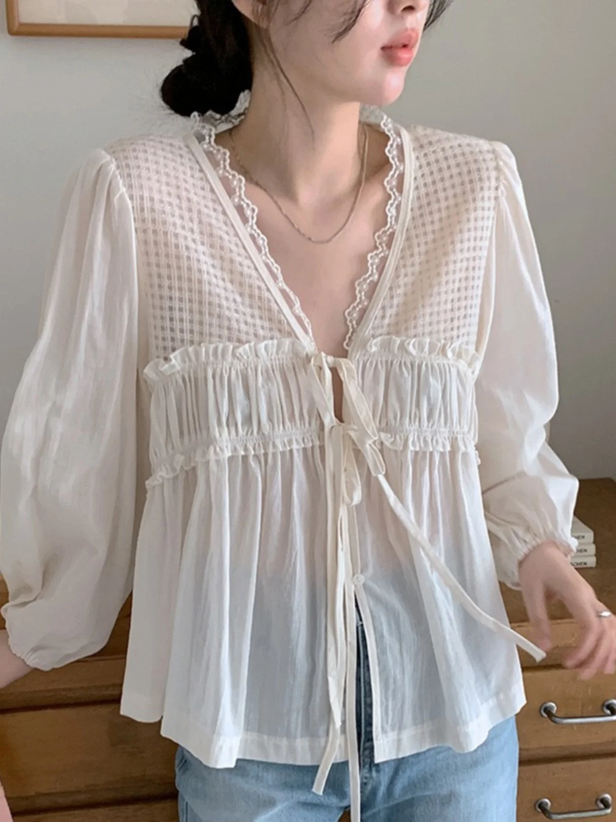 Sweet Lace Trim Shirt Women's Early Autumn New Style Doll Shirt Sundress Korean Loose Bubble Sleeve V-neck Short Length
Sweet Lace Trim Shirt Women's Early Autumn New Style Doll Shirt Sundress Korean Loose Bubble Sleeve V-neck Short Length