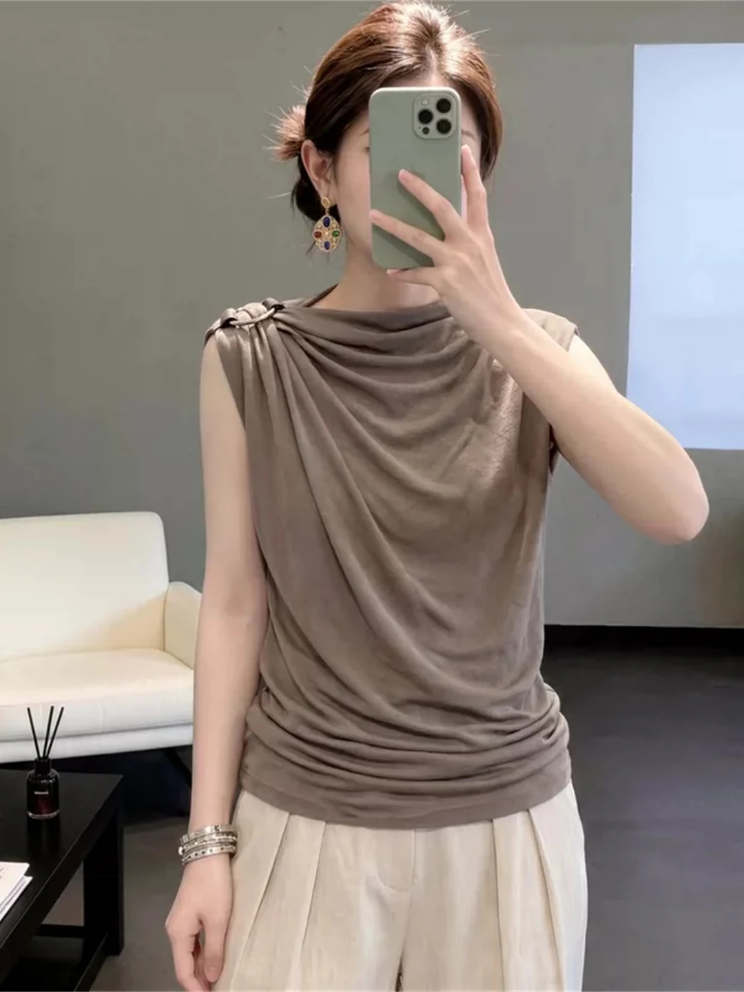 Elegant Color Sleeveless Vest Comfortable Commute Base Shirt Fashionable Korean Style Straight Cut Silk Top for Women
Elegant Color Sleeveless Vest Comfortable Commute Base Shirt Fashionable Korean Style Straight Cut Silk Top for Women
