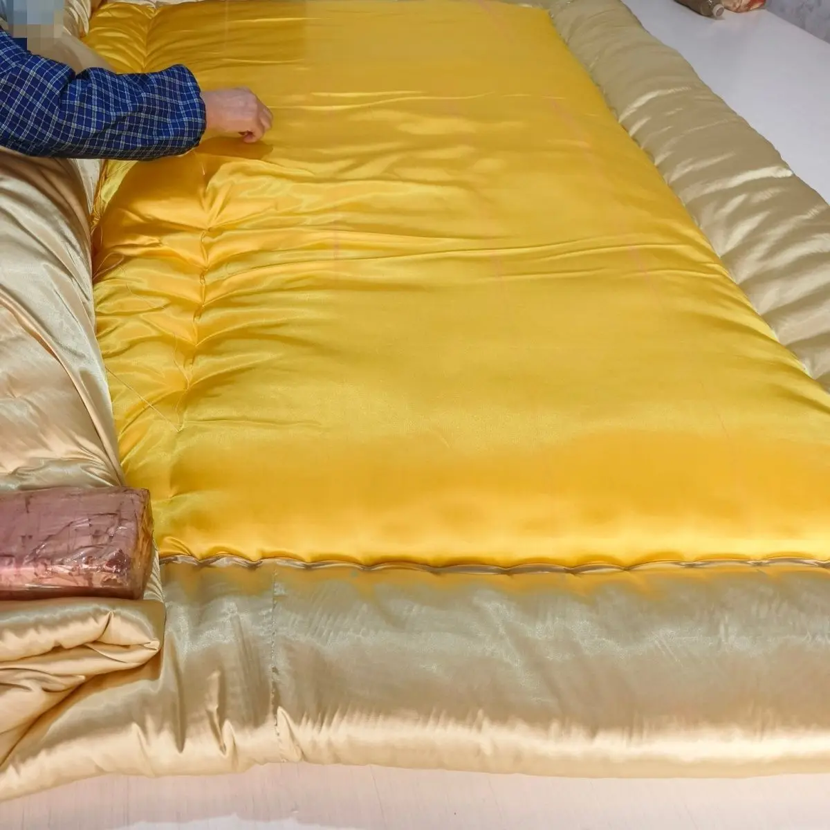 No Cotton Filling Glossy satin silk cover with zipper bedspread home bedding
No Cotton Filling Glossy satin silk cover with zipper bedspread home bedding