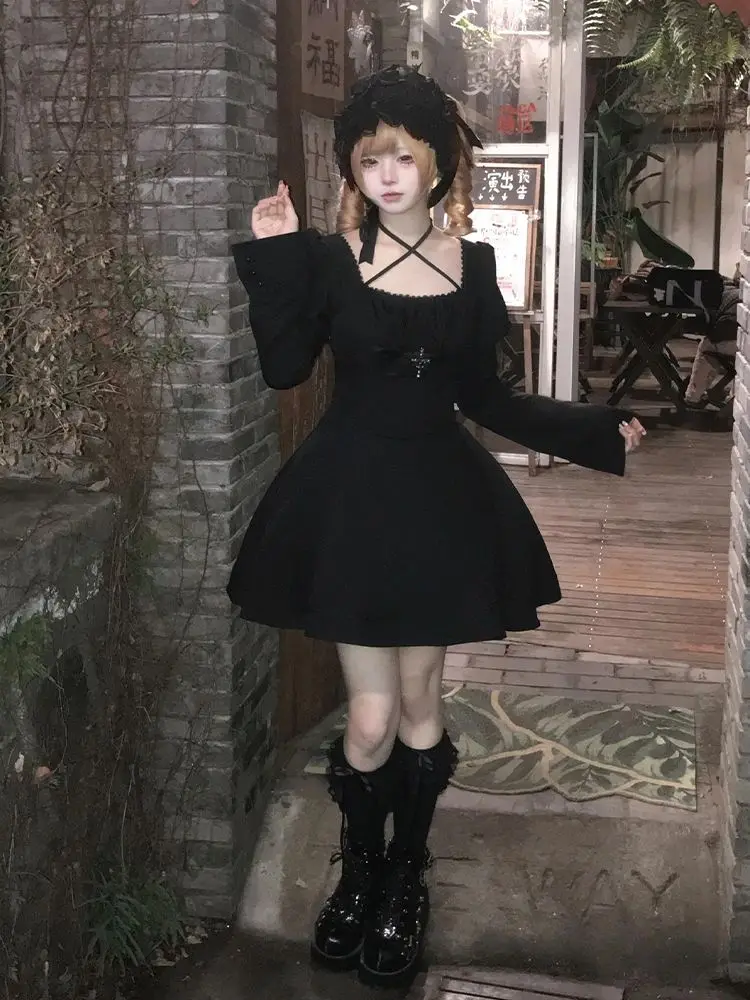 NONSAR Gothic-style bow tie strap vintage sleeve fitted round-neck dress
NONSAR Gothic-style bow tie strap vintage sleeve fitted round-neck dress