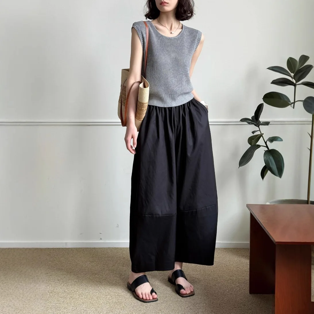 Лето 2025 г., новый нишевый шикарный жилет без рукавов + свободный комплект узких прямых брюк
Лето 2025 г., новый нишевый шикарный жилет без рукавов + свободный комплект узких прямых брюк