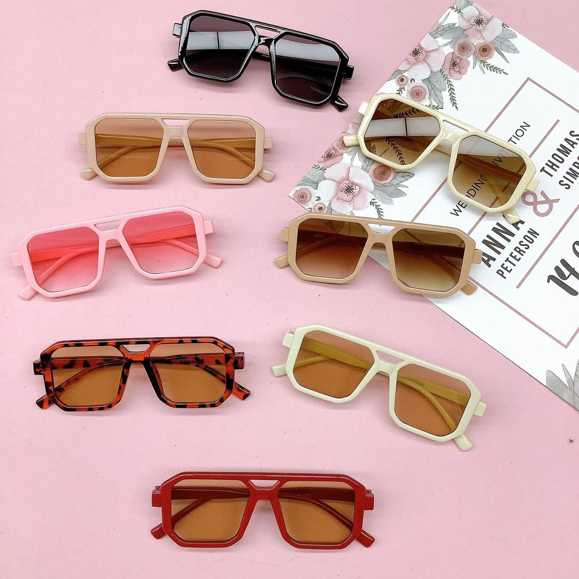 2023 new children's double-beam square sunglasses for children's UV-proof sunglasses for boys and girls
2023 new children's double-beam square sunglasses for children's UV-proof sunglasses for boys and girls