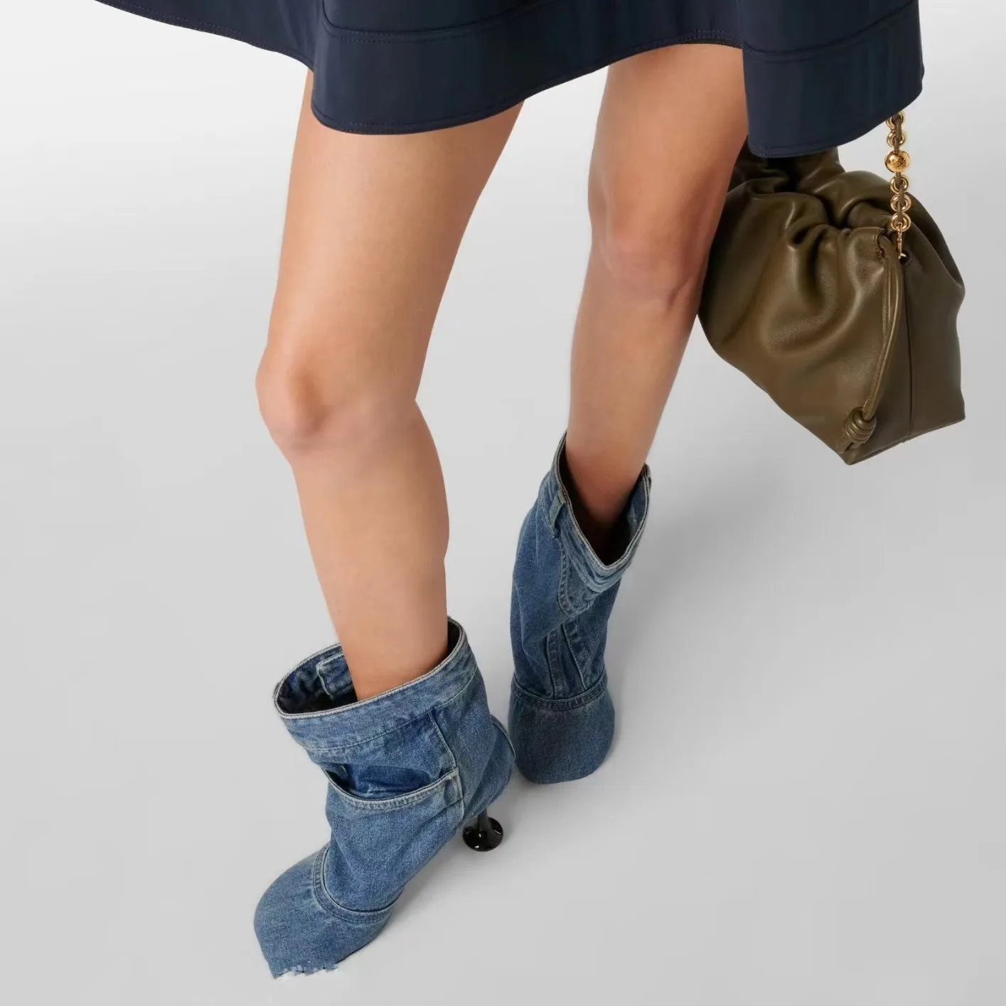 Autumn/winter New Square Head Irregular Heel High Heel Cowboy Boots European American Large Size Fashion Women's Short Boots
Autumn/winter New Square Head Irregular Heel High Heel Cowboy Boots European American Large Size Fashion Women's Short Boots