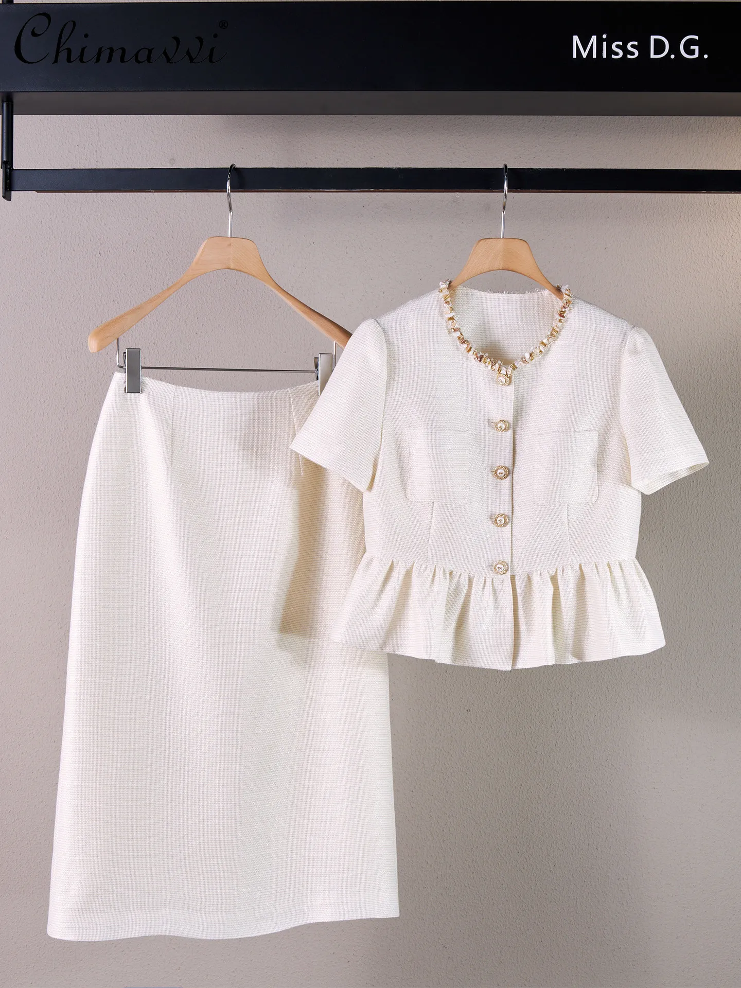 2026 Summer New French Chic High-end Socialite Style Ruffle Trim Top and Midi Skirt Set Women's Two-piece Workwear Outfit
2026 Summer New French Chic High-end Socialite Style Ruffle Trim Top and Midi Skirt Set Women's Two-piece Workwear Outfit