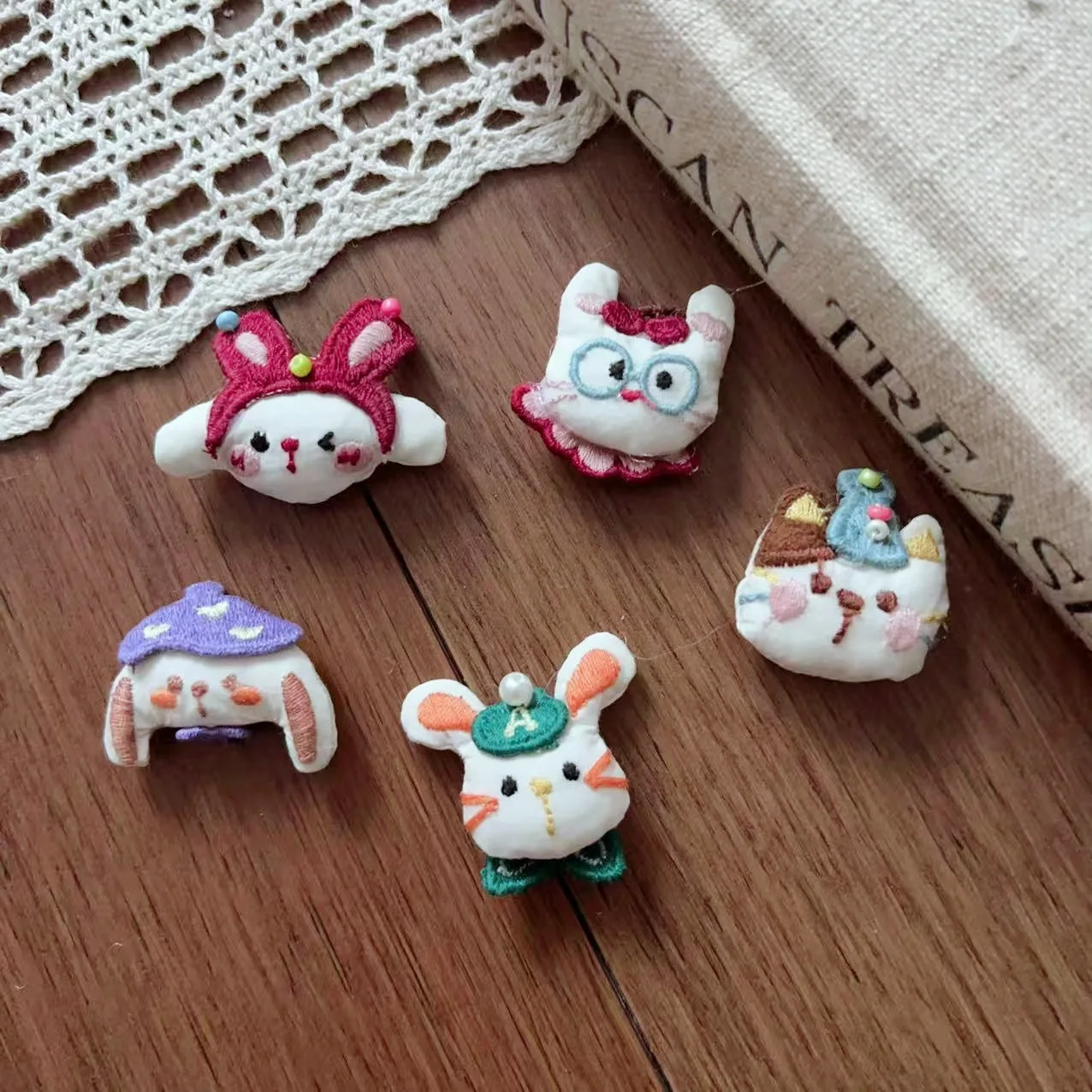 High Quality Soft Fabric Cartoon Adorable Tiny Animal Hair Clip for Shoes Socks Phone Case Children Clothing Embellishment
High Quality Soft Fabric Cartoon Adorable Tiny Animal Hair Clip for Shoes Socks Phone Case Children Clothing Embellishment