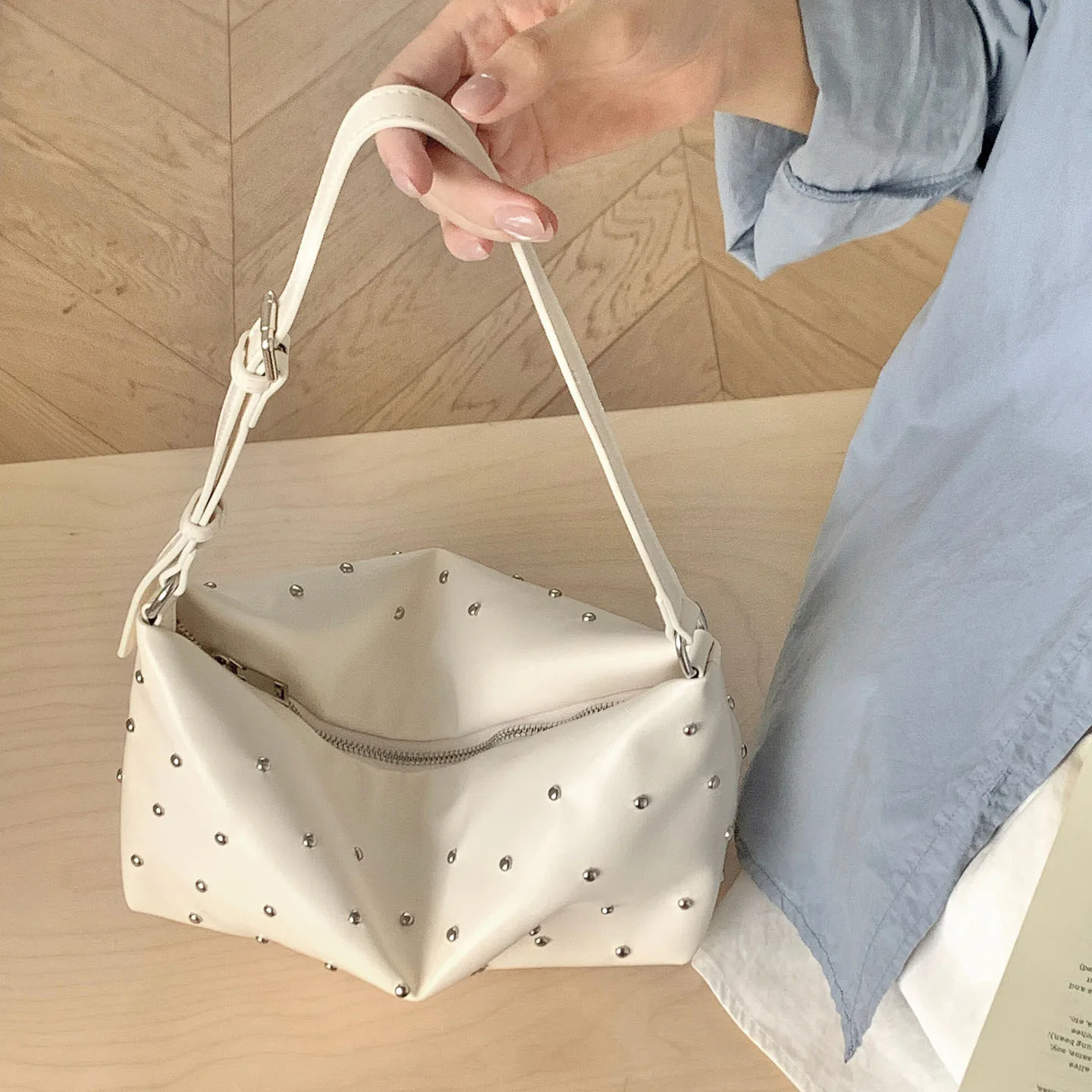 Designer Rivet Tote Bag for Women Solid Pu Leather Pillow Shoulder Bags Large Capacity Female Daily Commute Underarm Packs
Designer Rivet Tote Bag for Women Solid Pu Leather Pillow Shoulder Bags Large Capacity Female Daily Commute Underarm Packs
