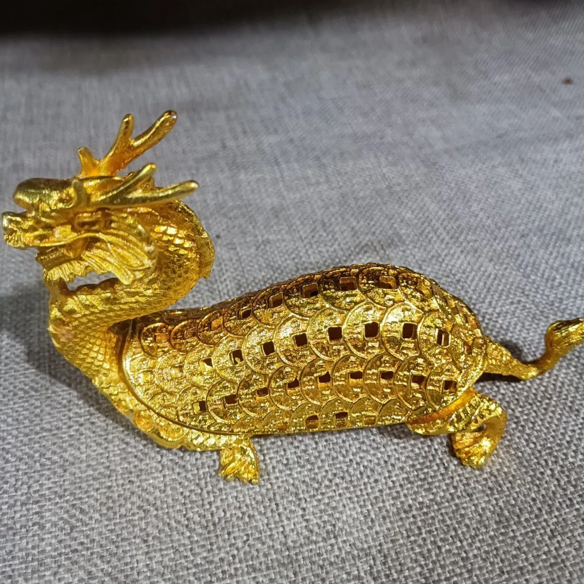 Gilt money dragon turtle incense burner ornament household indoor bronze handicraft collection
Gilt money dragon turtle incense burner ornament household indoor bronze handicraft collection