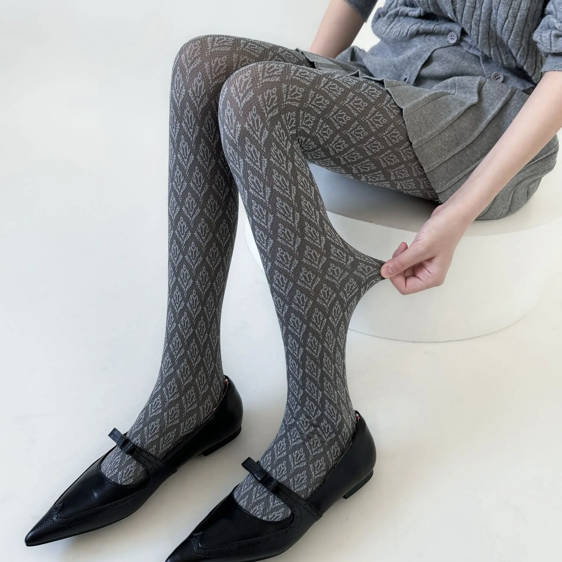 Удобные бархатные женские колготки в стиле ретро, зима-осень, жаккардовые колготки с геометрическим рисунком, утягивающие высокоэластичные леггинсы в консервативном стиле 
Удобные бархатные женские колготки в стиле ретро, зима-осень, жаккардовые колготки с геометрическим рисунком, утягивающие высокоэластичные леггинсы в консервативном стиле