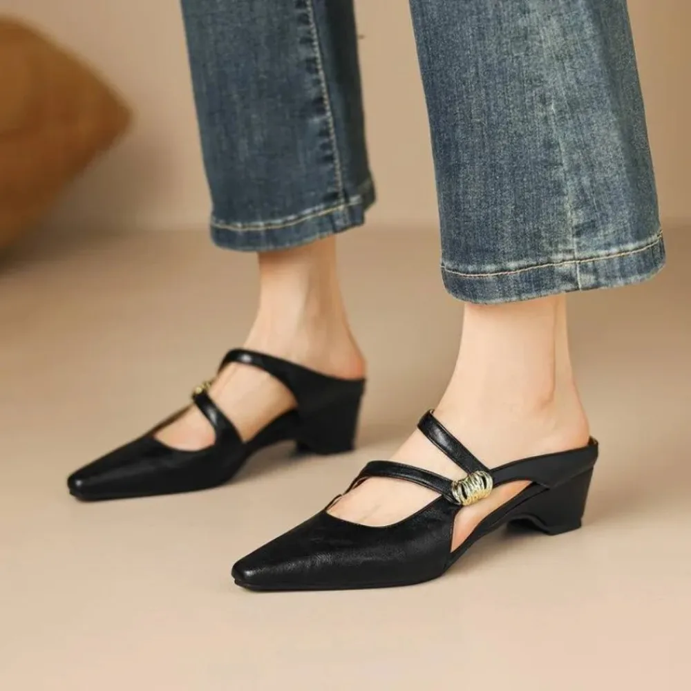 Spring and Summer Fashion New Model Low Heel Women's Shoes Pointed Tip Hollowed-out Metal Decoration Outside Women's Slippers
Spring and Summer Fashion New Model Low Heel Women's Shoes Pointed Tip Hollowed-out Metal Decoration Outside Women's Slippers