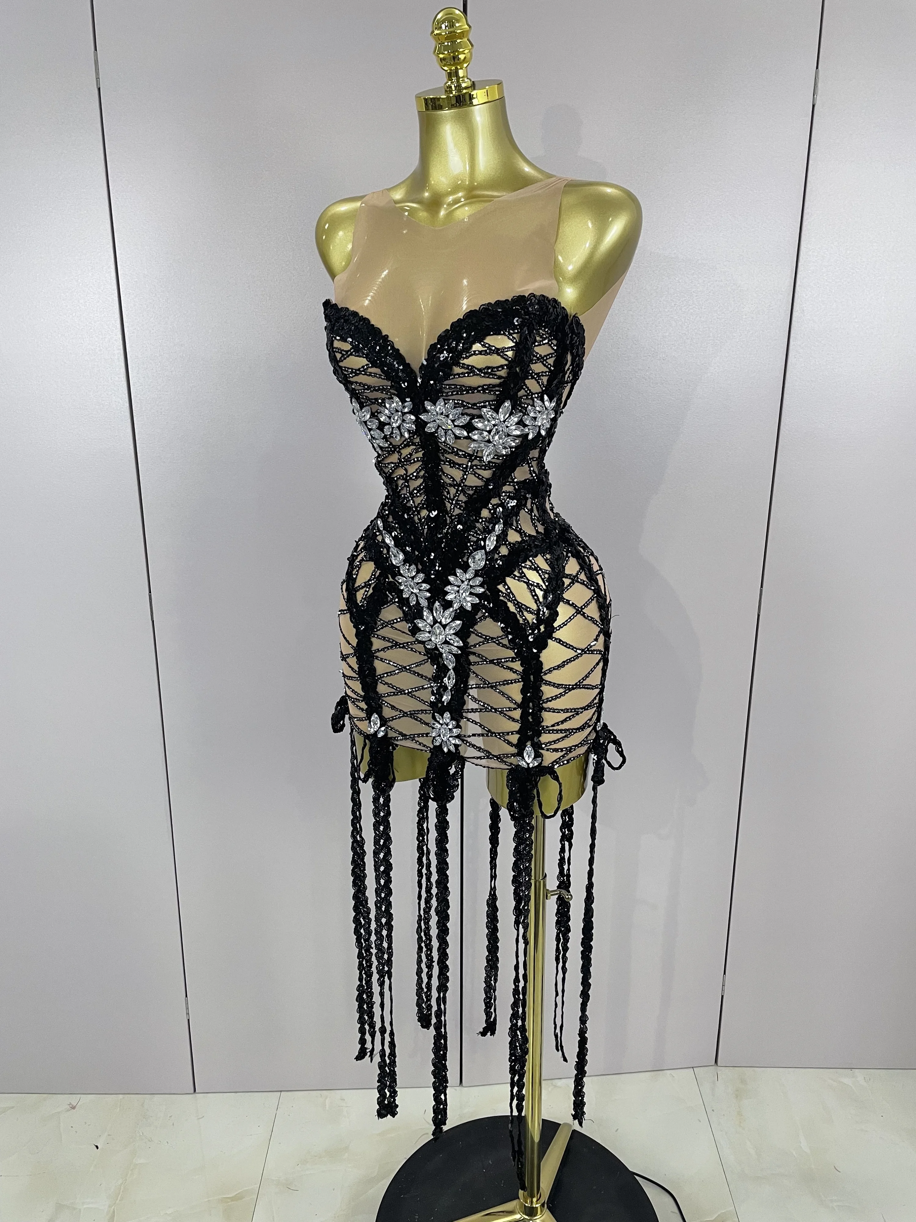 2025 Sparkle Sequins Embroider Diamonds Sleeveless Long Tassel Mini Dress Women Celebrate Evening Birthday Dress Stage Costume
2025 Sparkle Sequins Embroider Diamonds Sleeveless Long Tassel Mini Dress Women Celebrate Evening Birthday Dress Stage Costume