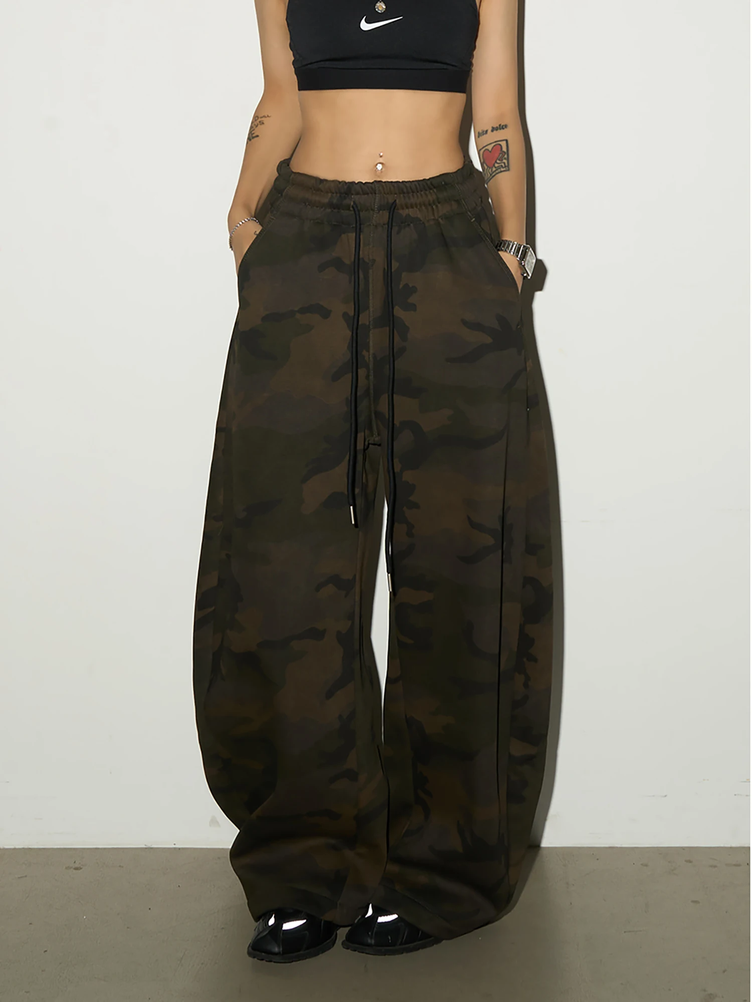 Камуфляжные широкие брюки MICHINNYON в американском ретро-стиле, на флисовой подкладке, повседневные спортивные штаны, удобные теплые брюки
Камуфляжные широкие брюки MICHINNYON в американском ретро-стиле, на флисовой подкладке, повседневные спортивные штаны, удобные теплые брюки