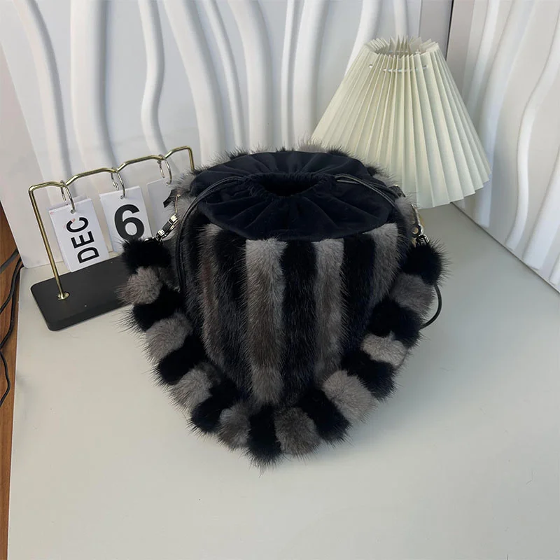 Fashion Korean Women's Handbag Luxury Natural Mink Fur Round Bucket Bag Winter Daily Large Capacity Commuting Wrist Bag
Fashion Korean Women's Handbag Luxury Natural Mink Fur Round Bucket Bag Winter Daily Large Capacity Commuting Wrist Bag