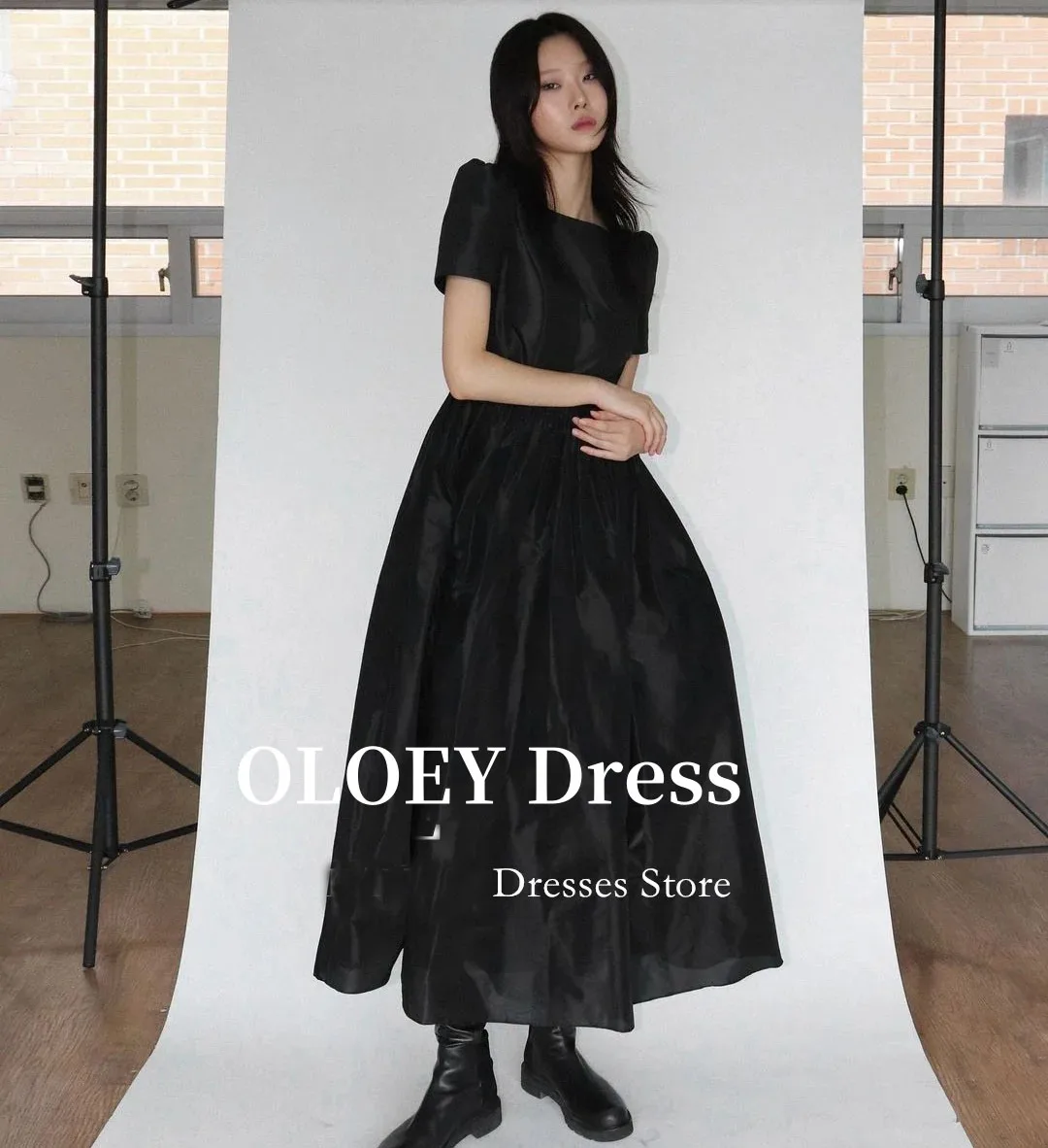 OLOEY Black Taffeta Evening Party Dresses Korea Wedding Short Sleeves Scoop Neck Simple Formal Party Gowns Backless Customized
OLOEY Black Taffeta Evening Party Dresses Korea Wedding Short Sleeves Scoop Neck Simple Formal Party Gowns Backless Customized