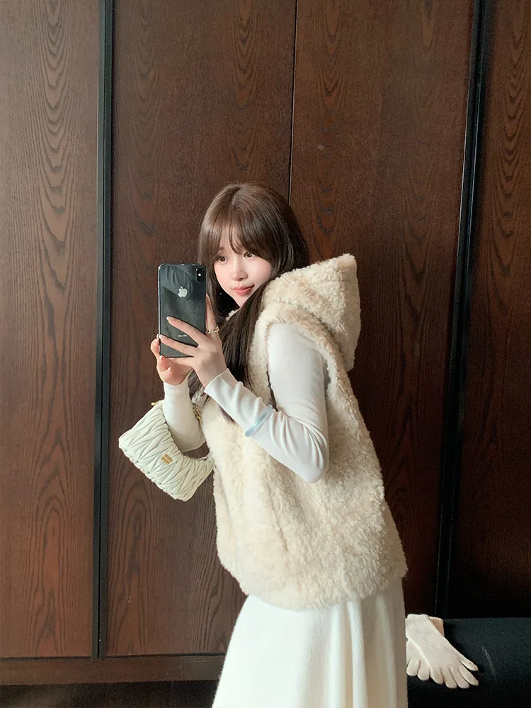 Теплый женский жилет из шерсти Teddy 00, свободного кроя, осенне-зимний, новый, с меховой отделкой, в комплекте с шапкой
Теплый женский жилет из шерсти Teddy 00, свободного кроя, осенне-зимний, новый, с меховой отделкой, в комплекте с шапкой