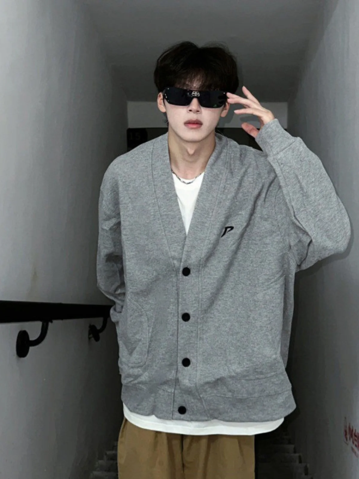 Gray V-Neck Sweatshirt Men's Style Autumn Winter American Retro High-End Feelings Heavyweight Open Cardigan Outerwear
Gray V-Neck Sweatshirt Men's Style Autumn Winter American Retro High-End Feelings Heavyweight Open Cardigan Outerwear