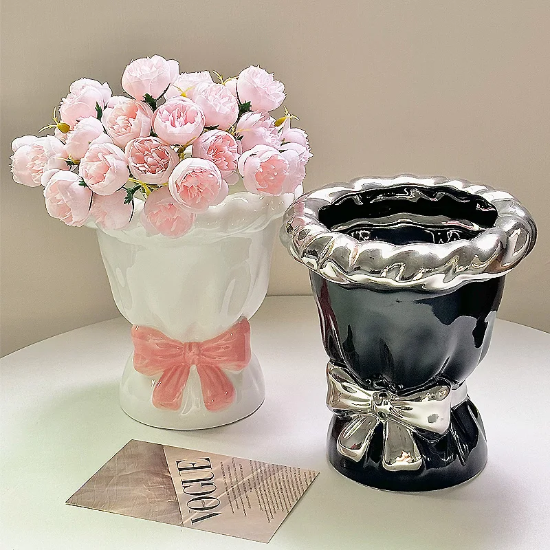 Creative hand holding bouquet ceramic vase home living room advanced sense hydroponics
Creative hand holding bouquet ceramic vase home living room advanced sense hydroponics