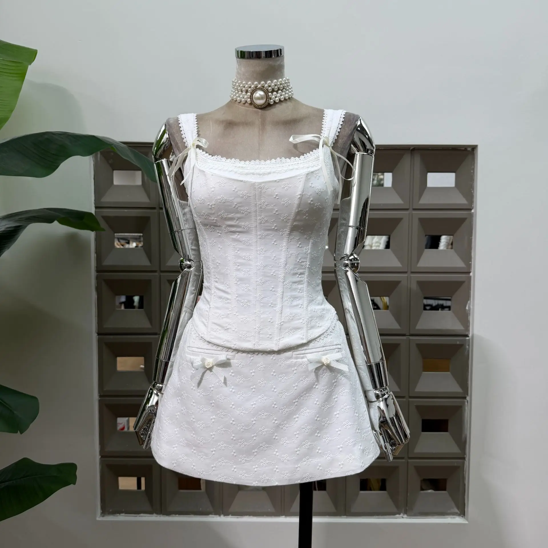 White Lace Ruffles Corset Short Top Skirt 2 Pieces Summer Women's Outfit Elegant Lace Up Square Collar Designer Party Club Sets
White Lace Ruffles Corset Short Top Skirt 2 Pieces Summer Women's Outfit Elegant Lace Up Square Collar Designer Party Club Sets