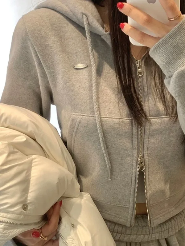 Женский комплект: утепленная куртка на молнии с капюшоном и брюки прямого кроя на резинке. Теплый осенне-зимний повседневный комфортный наряд.
Женский комплект: утепленная куртка на молнии с капюшоном и брюки прямого кроя на резинке. Теплый осенне-зимний повседневный комфортный наряд.