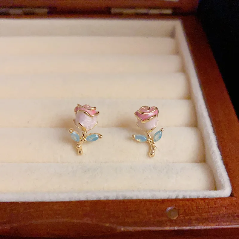 Серьги-гвоздики из стерлингового серебра S925 с позолотой 14 карат, изысканные, с эффектом капельной глазури, в форме цветка, для женщин, для вечеринок, милые, изысканные украшения, оптом
Серьги-гвоздики из стерлингового серебра S925 с позолотой 14 карат, изысканные, с эффектом капельной глазури, в форме цветка, для женщин, для вечеринок, милые, изысканные украшения, оптом