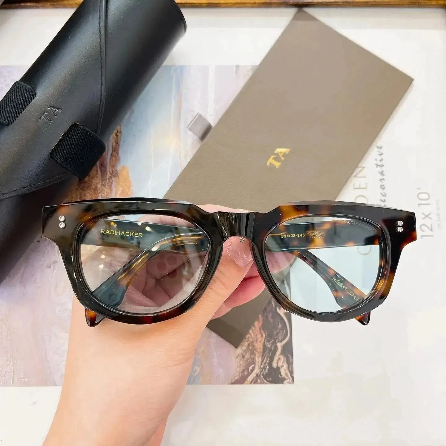 Authentic For DIYTA DT DTS726 Top Quality Luxury Retro Men Women Sun Glasses Tortoise Acetate Frame Male Couple Eyewear With Box
Authentic For DIYTA DT DTS726 Top Quality Luxury Retro Men Women Sun Glasses Tortoise Acetate Frame Male Couple Eyewear With Box