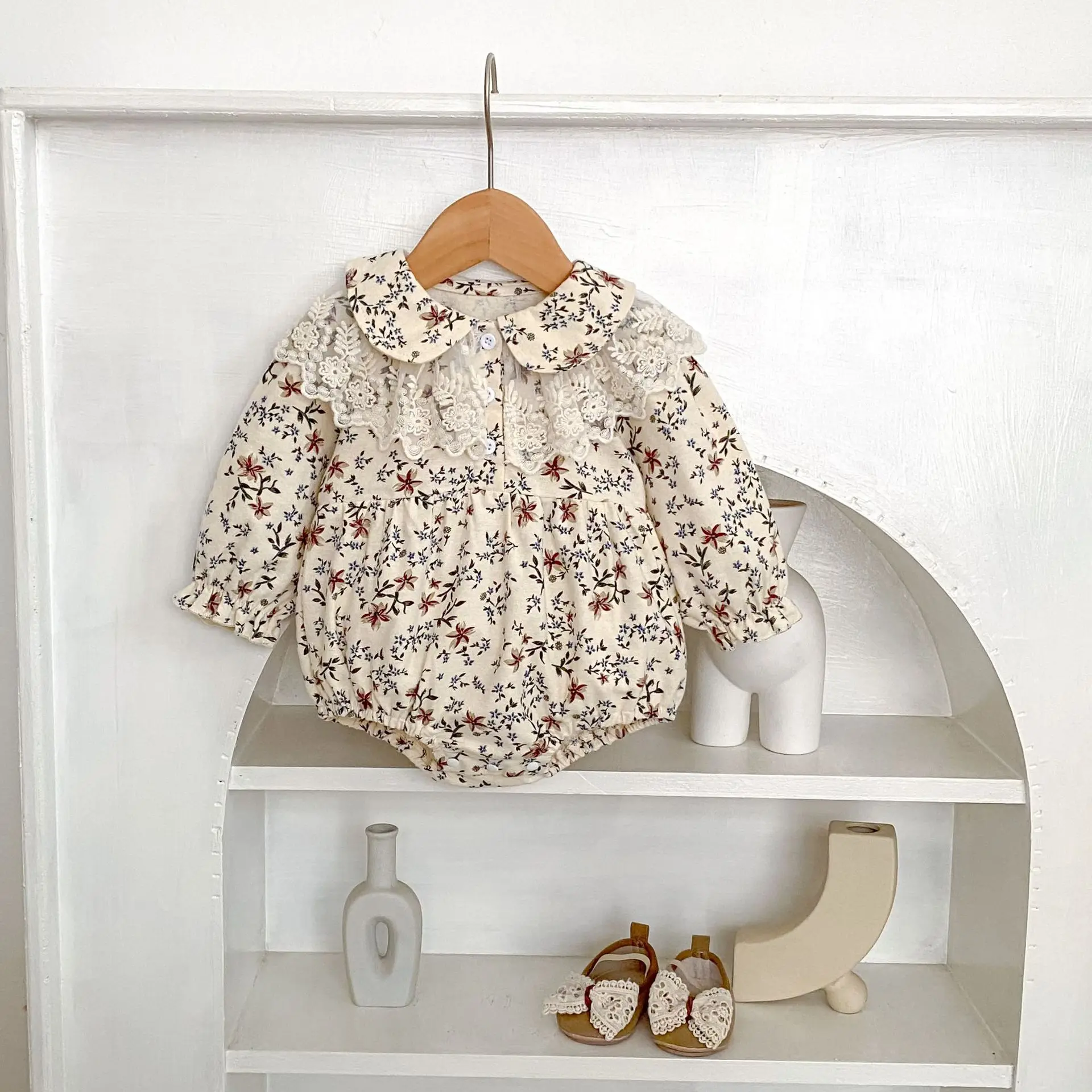New autumn baby clothing for 0-3 years old, exquisite floral double collar long sleeved jumpsuit for baby girls,
New autumn baby clothing for 0-3 years old, exquisite floral double collar long sleeved jumpsuit for baby girls,