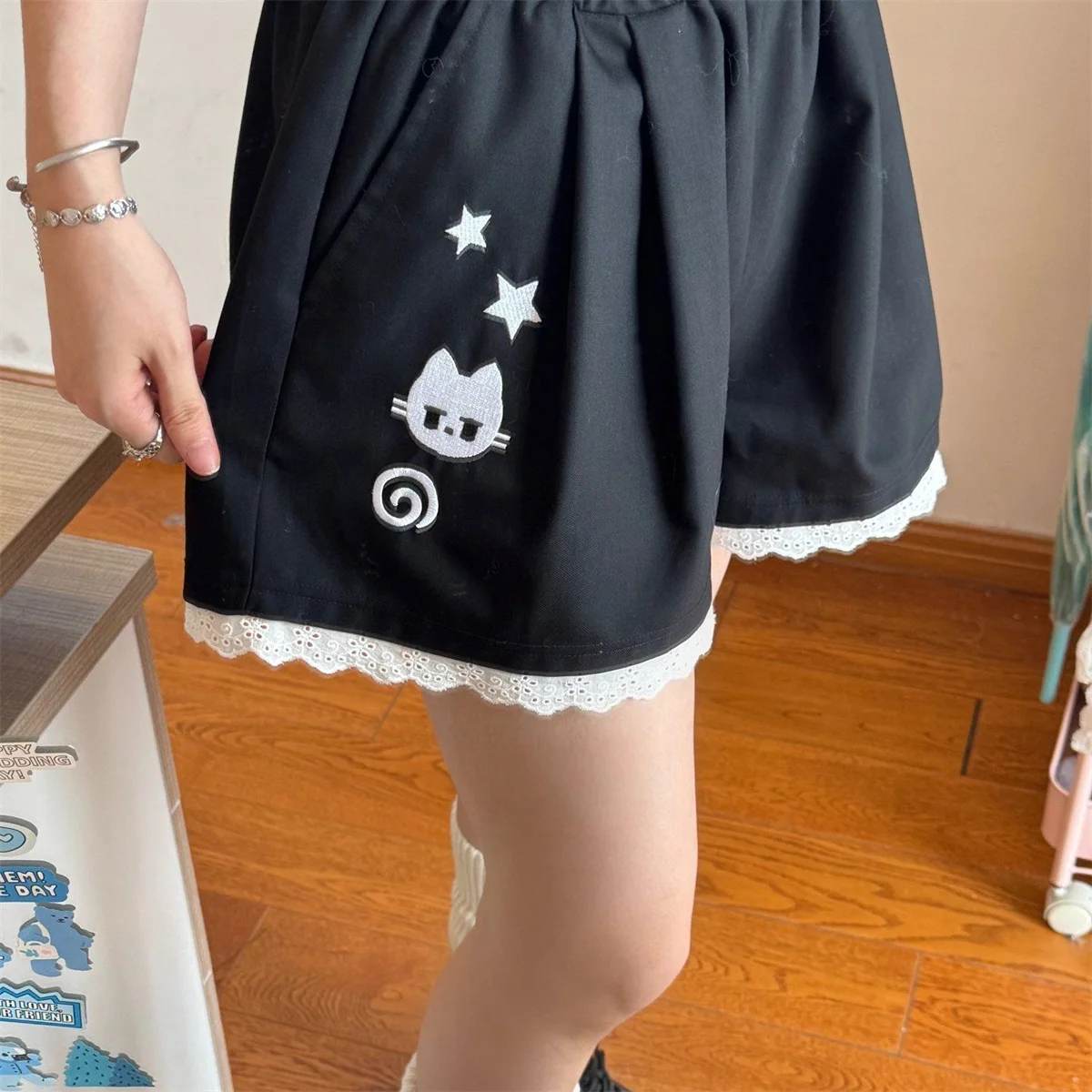 2026 Women Cute Shorts Ventilate Thin Version Kawaii Loose Casual Cutecore Bottoms Fashion Elastic Waist Summer Wide Leg Shorts
2026 Women Cute Shorts Ventilate Thin Version Kawaii Loose Casual Cutecore Bottoms Fashion Elastic Waist Summer Wide Leg Shorts