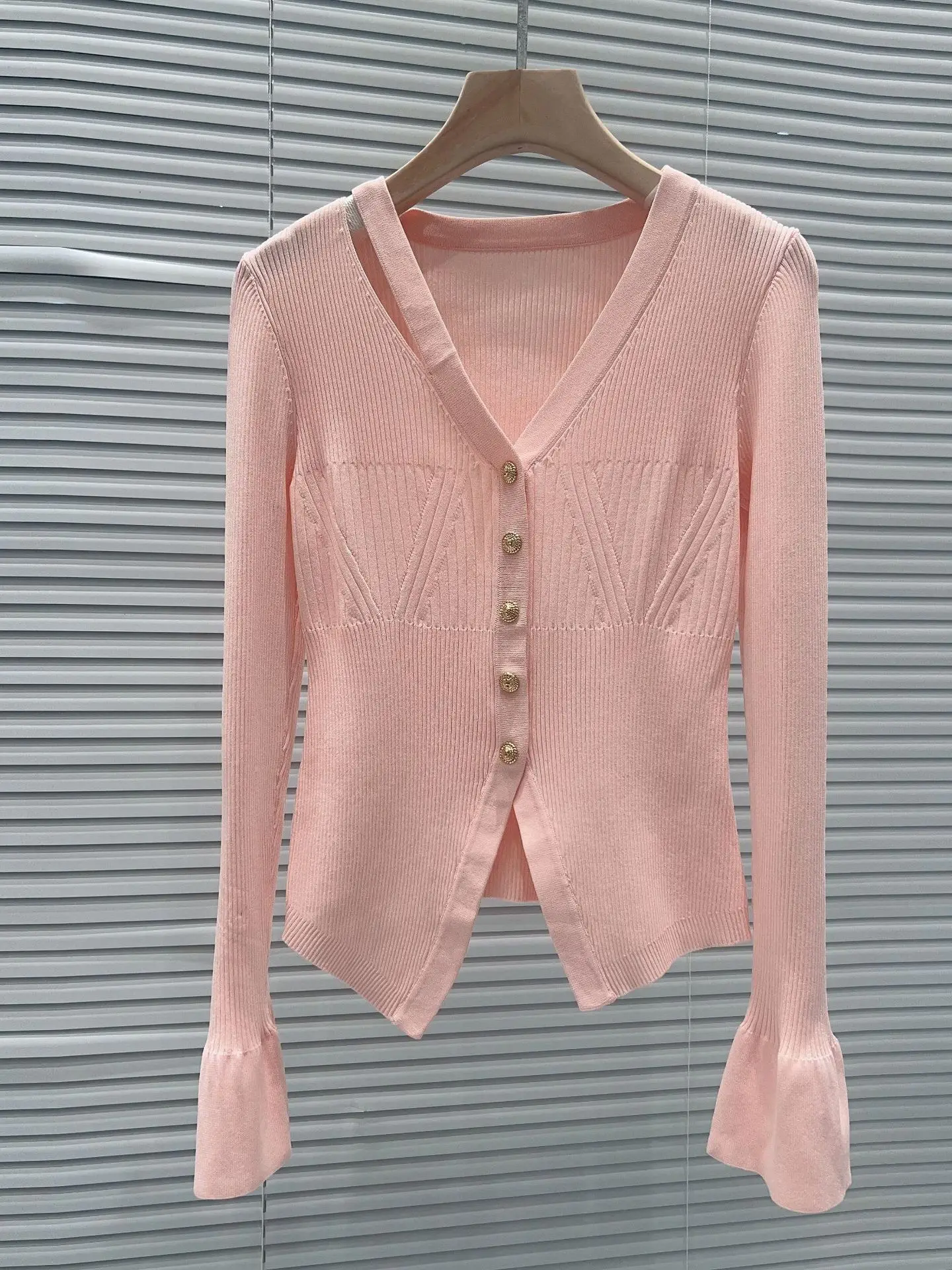 High-End Parisian Design Pure Color Gold Button Slim Fit V-Neck Bell Sleeve Knitted Open Cardigan Top for Women
High-End Parisian Design Pure Color Gold Button Slim Fit V-Neck Bell Sleeve Knitted Open Cardigan Top for Women