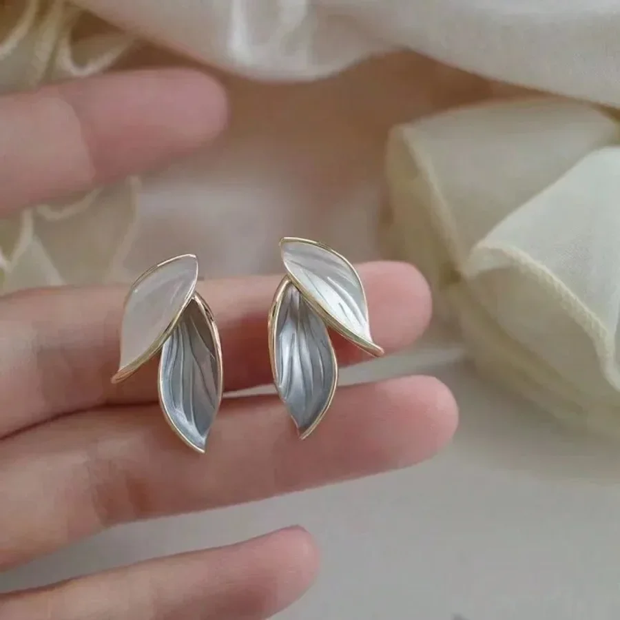 1Pair Blue White Two-Tone Leaf Stud Earrings, Dainty Minimalist, Free Shipping, For Daily Party Wedding Gift
1Pair Blue White Two-Tone Leaf Stud Earrings, Dainty Minimalist, Free Shipping, For Daily Party Wedding Gift