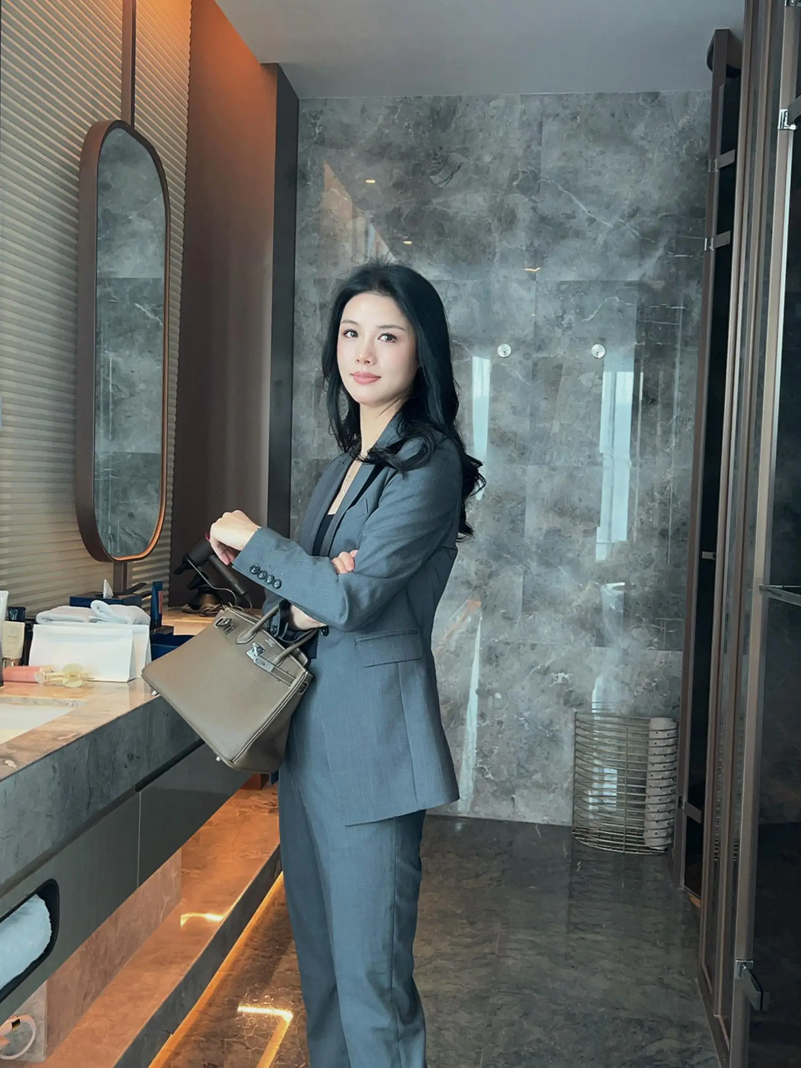 Новый модный профессиональный женский костюм-девятка Deep ey: асимметричный крой, облегающий силуэт, брюки и длинные рукава
Новый модный профессиональный женский костюм-девятка Deep ey: асимметричный крой, облегающий силуэт, брюки и длинные рукава