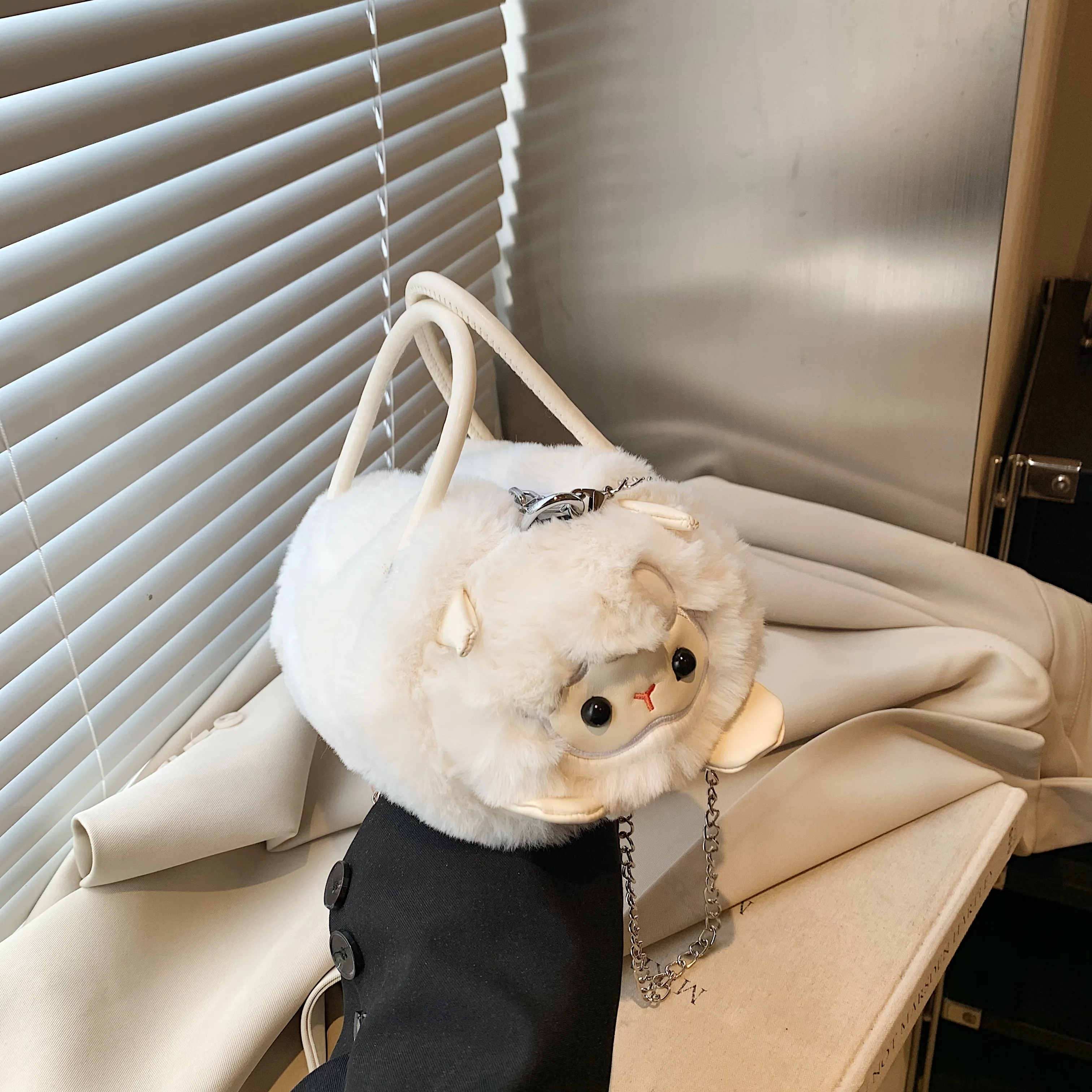 2024 New Water Bucket Plush Women's Bag Chain Shoulder Cross Shoulder Handbag Large Capacity Personalized Fashion Bag
2024 New Water Bucket Plush Women's Bag Chain Shoulder Cross Shoulder Handbag Large Capacity Personalized Fashion Bag