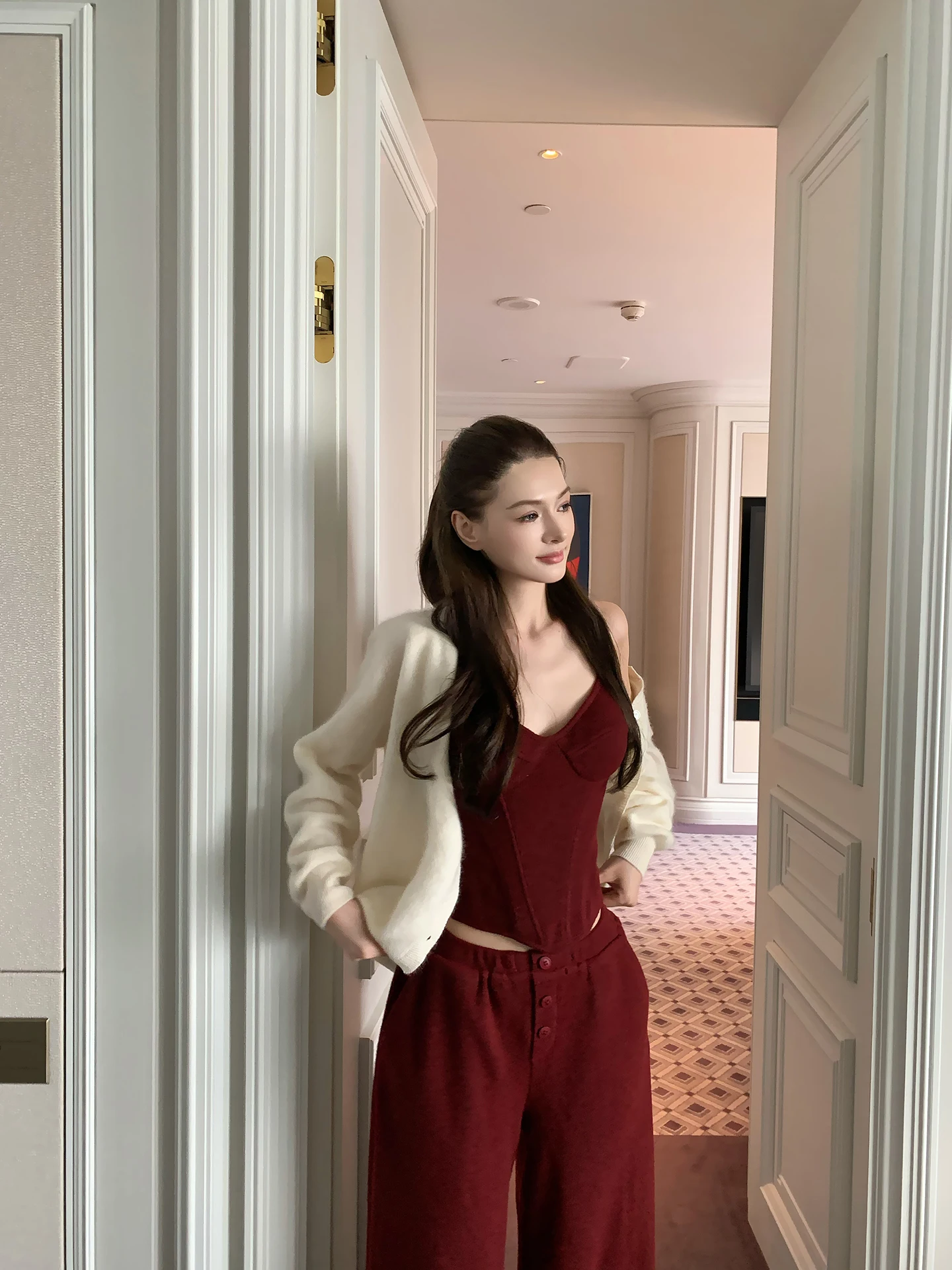 Зимний мягкий уютный вязаный комплект Lienni2025: утягивающие брюки с высокой талией и универсальный топ на бретелях, модный повседневный стиль
Зимний мягкий уютный вязаный комплект Lienni2025: утягивающие брюки с высокой талией и универсальный топ на бретелях, модный повседневный стиль