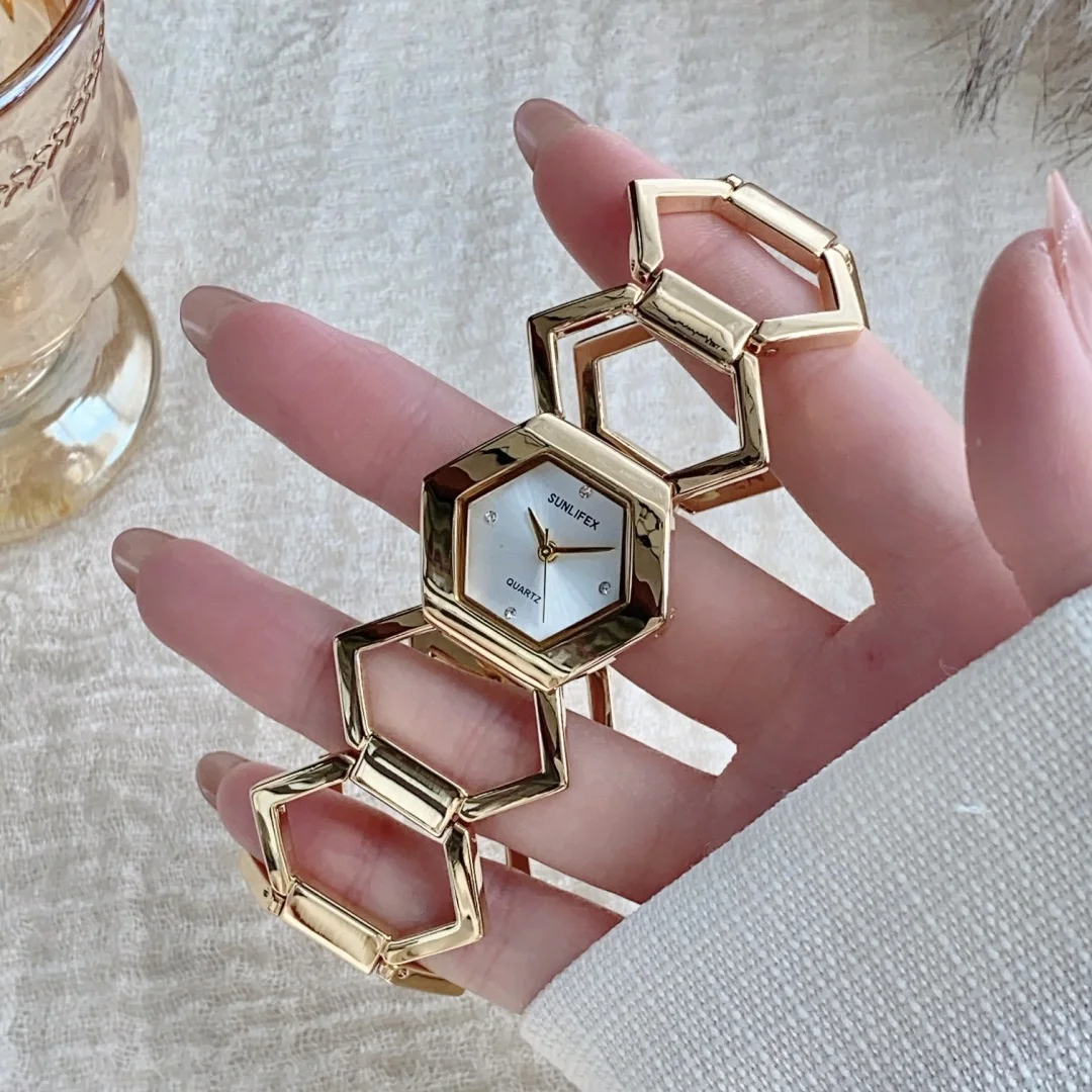 Женские элегантные аналоговые кварцевые часы с полым дизайном, наручные часы-браслет для женщин, женские часы-браслет из нержавеющей стали, подарочные часы
Женские элегантные аналоговые кварцевые часы с полым дизайном, наручные часы-браслет для женщин, женские часы-браслет из нержавеющей стали, подарочные часы