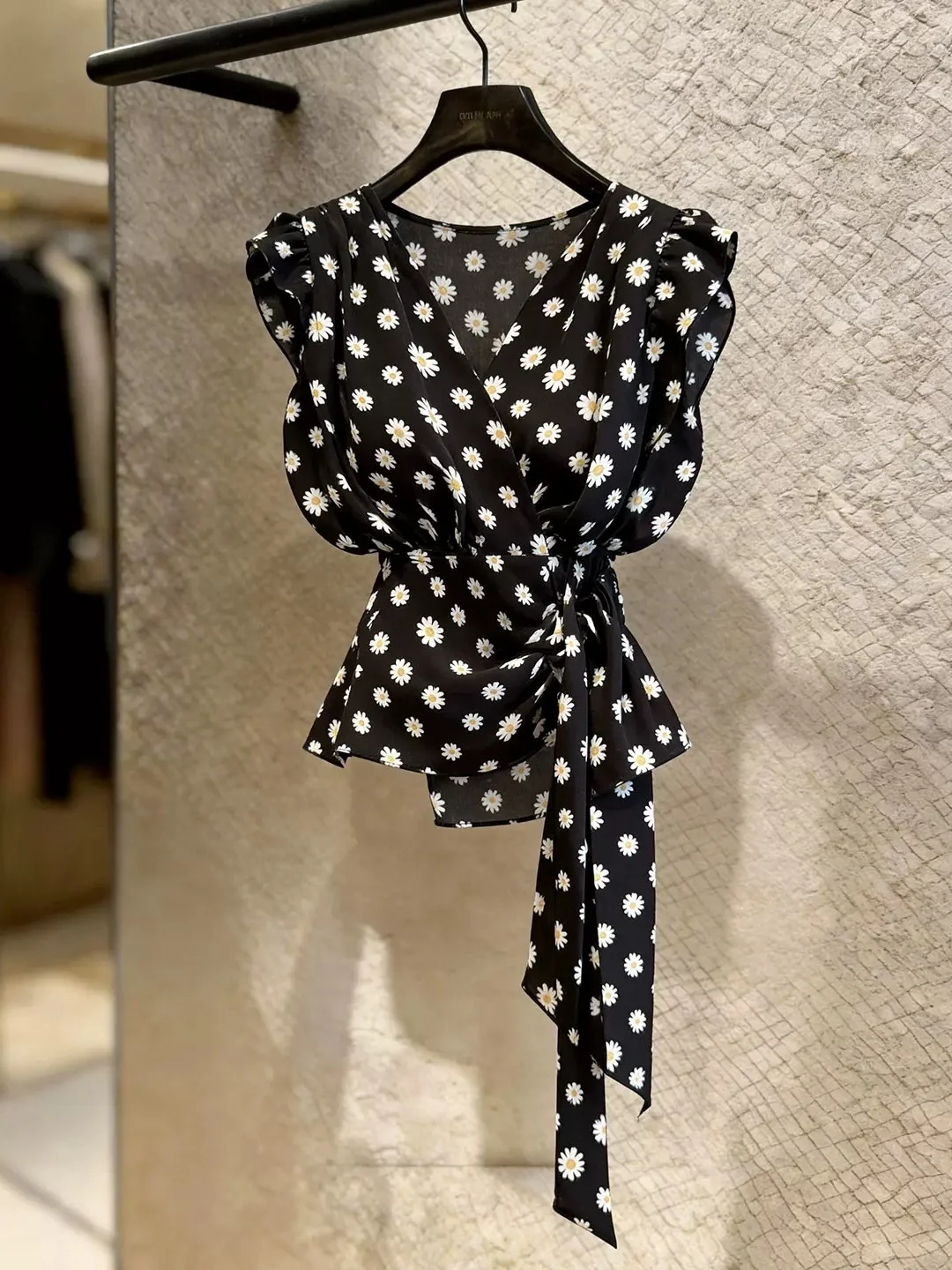 Chic Color Block Waist-Cinching Base Shirt Elegant Casual Women's Top Stylish Summer Fashionable Short Sleeve V-neck Silk Blouse
Chic Color Block Waist-Cinching Base Shirt Elegant Casual Women's Top Stylish Summer Fashionable Short Sleeve V-neck Silk Blouse