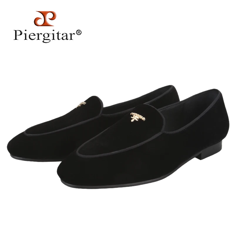 Piergitar черные бархатные бельгийские лоферы с золотым логотипом, металлические пряжки, мужские тапочки без шнуровки ручной работы для свадьбы/выпускного вечера
Piergitar черные бархатные бельгийские лоферы с золотым логотипом, металлические пряжки, мужские тапочки без шнуровки ручной работы для свадьбы/выпускного вечера