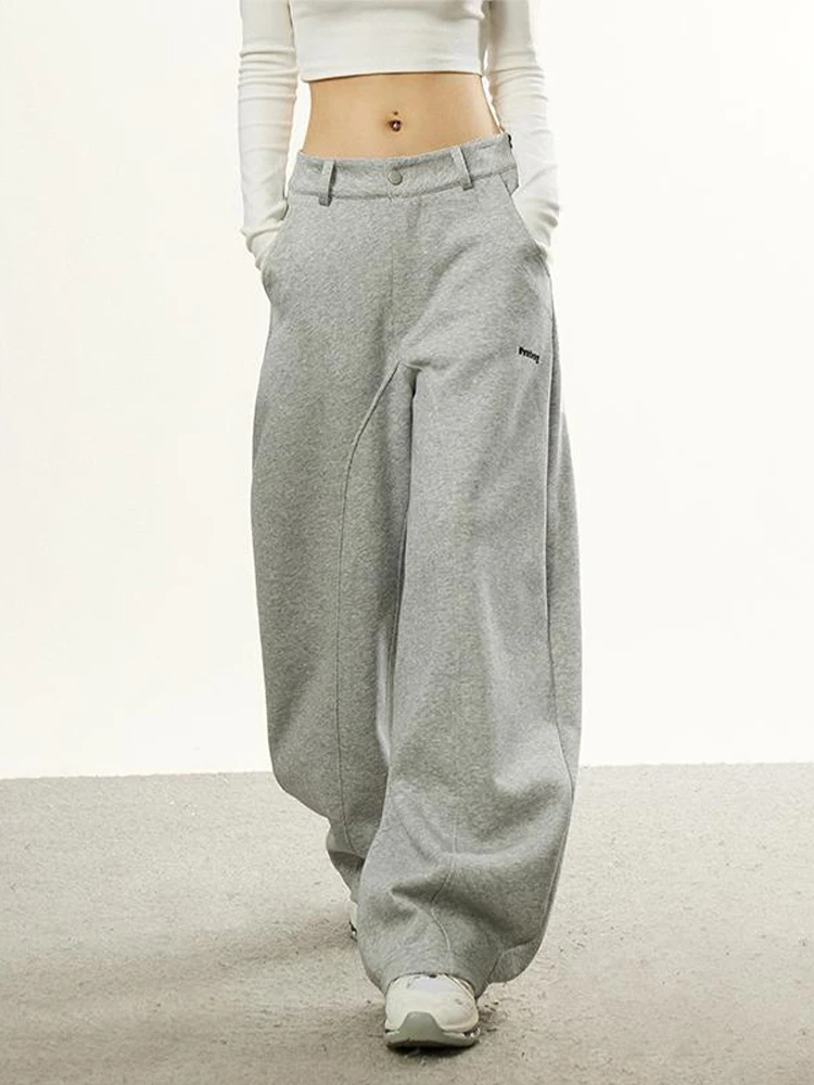 Осень-зима 202, женские широкие спортивные штаны в американском стиле ретро High Street, мешковатые длинные брюки Y2k, Harajuku, однотонные брюки 2000-х годов для колледжа
Осень-зима 202, женские широкие спортивные штаны в американском стиле ретро High Street, мешковатые длинные брюки Y2k, Harajuku, однотонные брюки 2000-х годов для колледжа